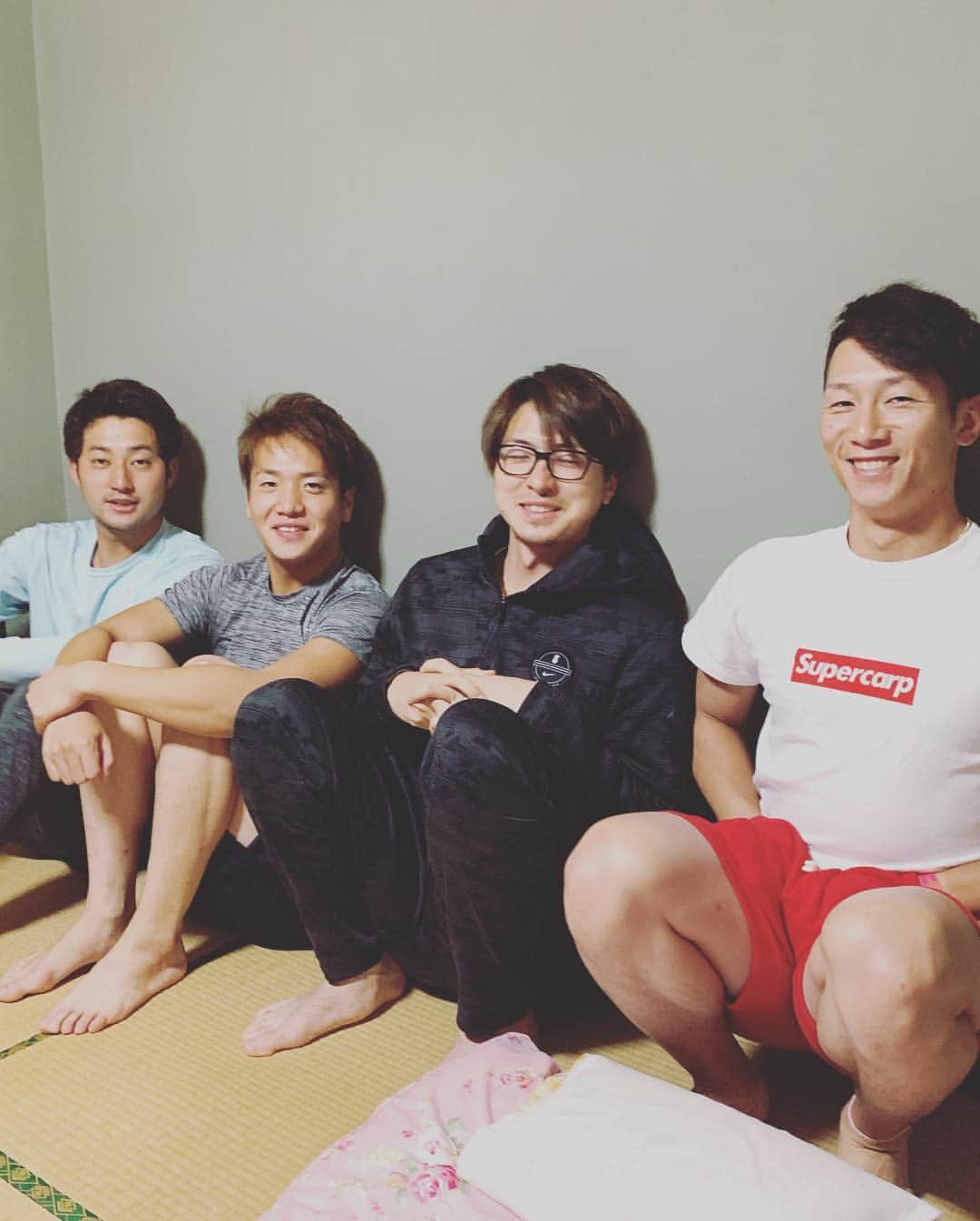 のインスタグラム：「オフショット📸✌️ 修学旅行みたいな写真^_^ でも、みんな筋肉痛で身体がバキバキです💦  明日は4日目で休み前なので頑張り ます💪  おやすみなさい😴💤 #西川龍馬 #上沢直之 #平沼翔太 #淺間大基」