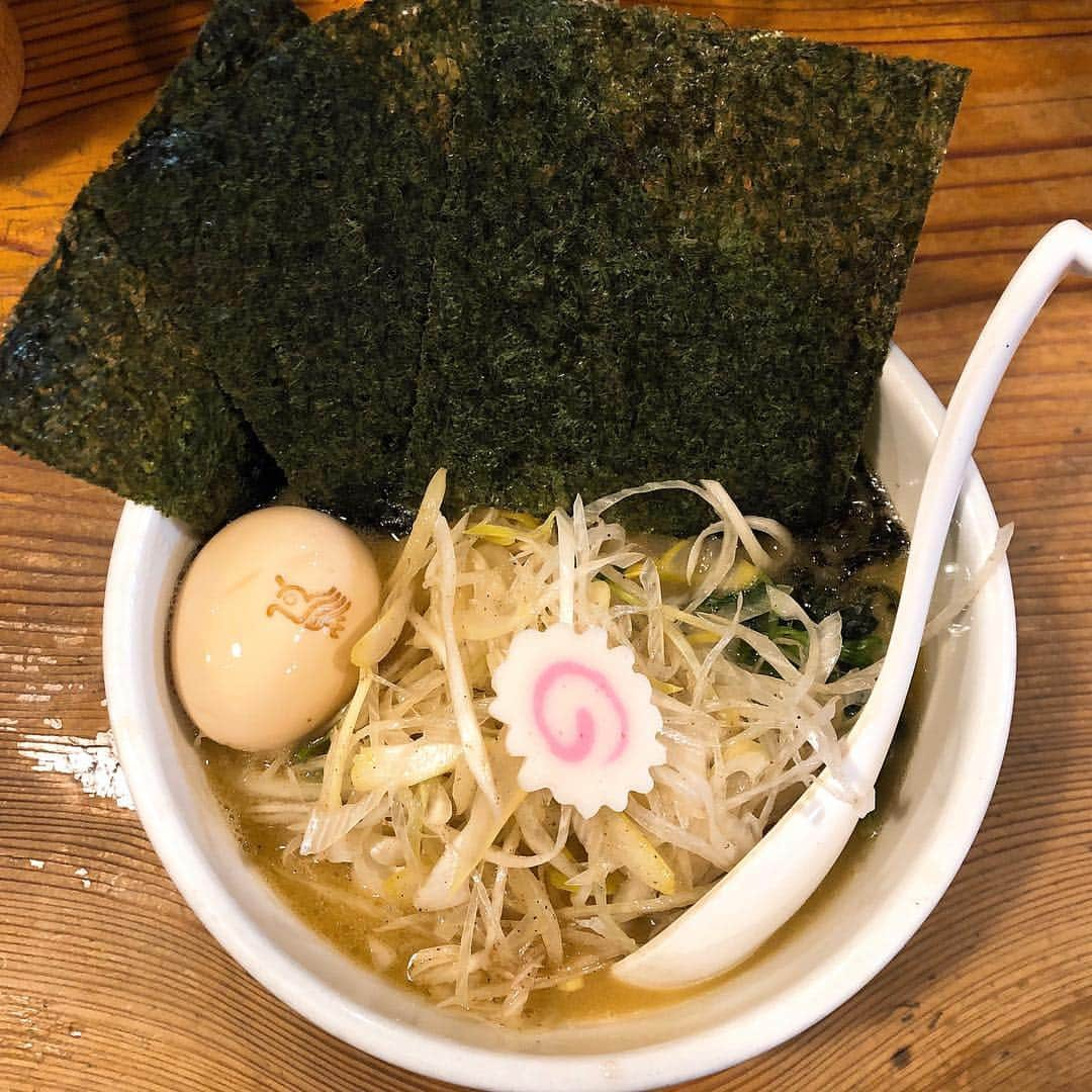 hajimeのインスタグラム：「今月の限定ラーメン「鶏の家」 その名の通り、家系ちっくな仕上がりです🤤 マイ箸持参で味玉は無料です🙋‍♂️ ・ ・ ・ ・ ・ #ラーメン#拉麺#ラーメン大好き#池袋#鶏の穴#月替り#限定#らーめん#鶏の家#家系#マイ箸#持参#味玉#サービス」