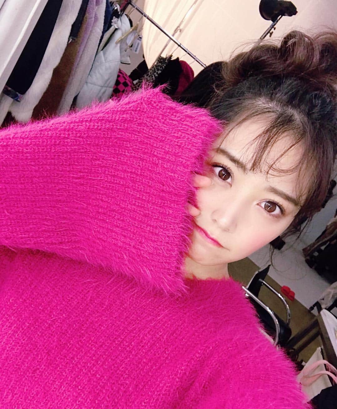 白間美瑠さんのインスタグラム写真 - (白間美瑠Instagram)「発売中〜❤️ 『SHE THREE』見てね見てね☺️ 可愛い服、可愛いメイク、可愛いヘアー、素敵だったなぁ😳  みうちゃんと2人での撮影で、ほっぺつねったりして遊んでる写真も載っていてびっくりした〜！！ #SHETHREE」1月8日 13時17分 - shiro36run