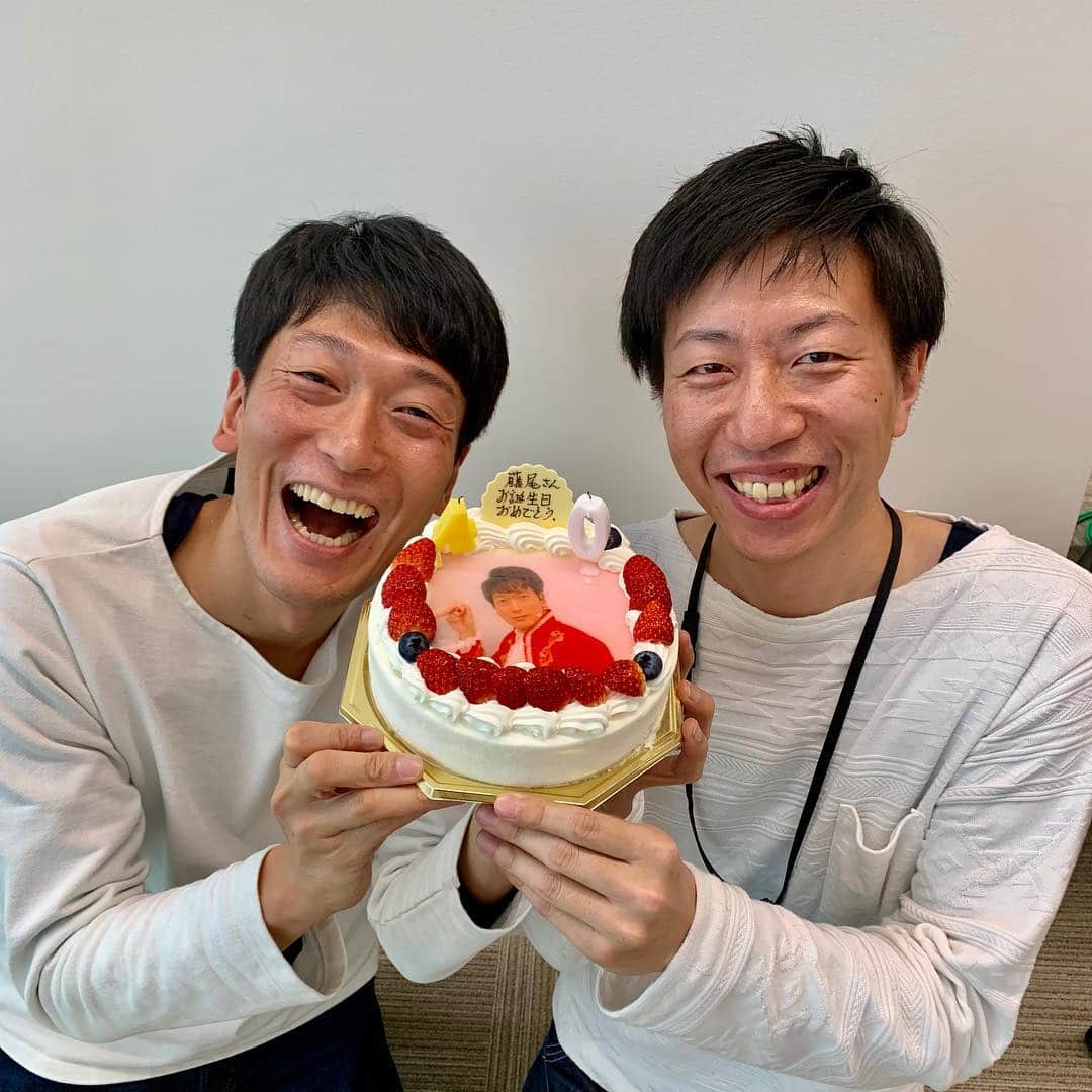 HTB「公式イチオシ！」さんのインスタグラム写真 - (HTB「公式イチオシ！」Instagram)「おととい1月6日はオクラホマ藤尾さん40歳のお誕生日でした！ つい先ほどサプライズでお祝い🎂 年月日、まったく同じ日に生まれた小須田ディレクターとは、白シャツに紺ジーパンと、まさかの双子コーデ（笑）  #イチオシ #ヒロ福地 #高橋春花 #オクラホマ #藤尾仁志 #お誕生日 #happybirthday #40歳 #フジーオ様ケーキ #ケーキの顔にピントが合う #双子コーデ」1月8日 14時22分 - htb_ichioshi