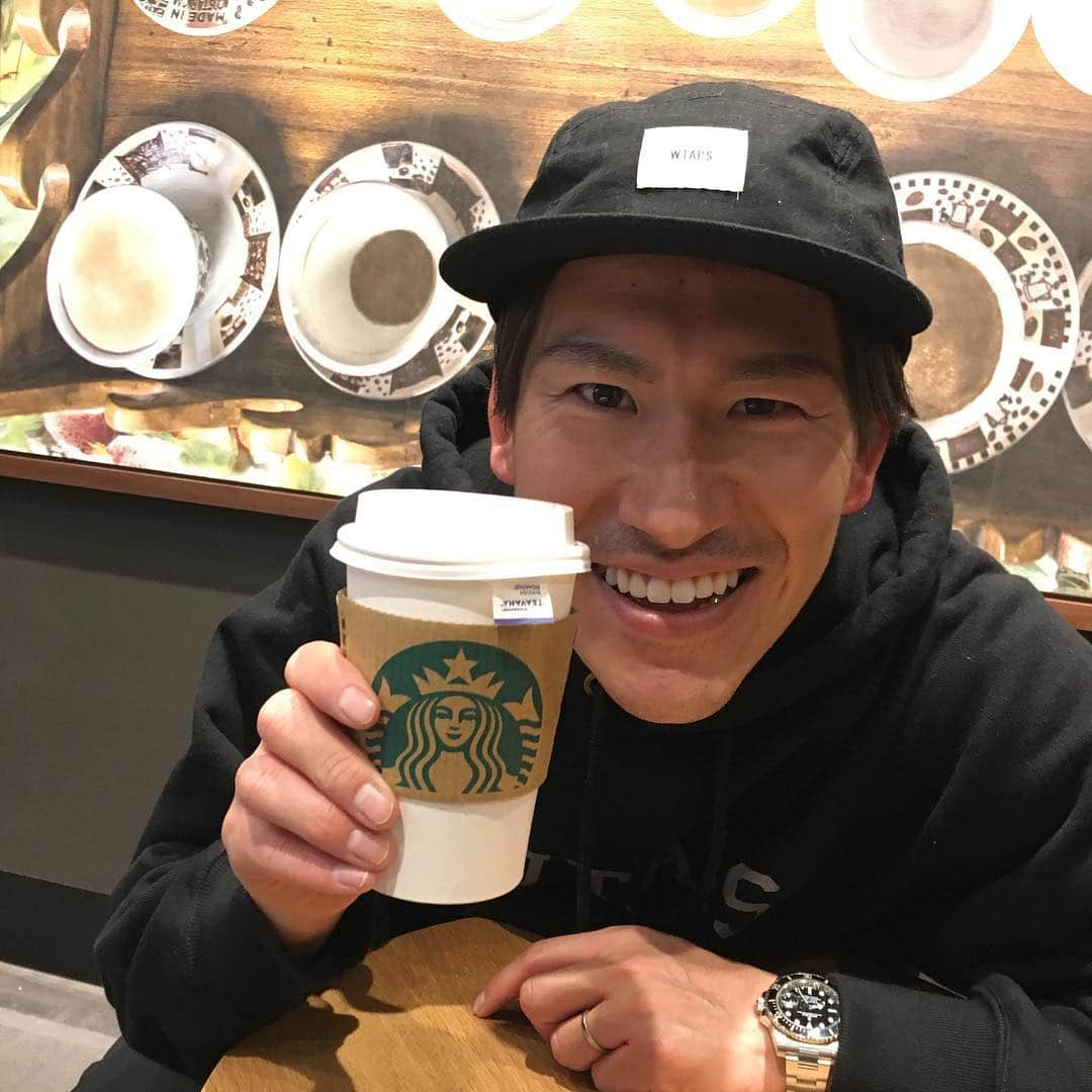 小宮山尊信さんのインスタグラム写真 - (小宮山尊信Instagram)「ゴマゴマフラペチーノに食いつき店員さんからひと笑いを取り満足したのぼり。  #結局頼まない#3時間ひたすらしゃべるのぼり#途中で相槌のレパートリー切れる#今年も左サイド突破するのを期待しているよ！#登里享平」1月8日 14時49分 - takanobu_komiyama