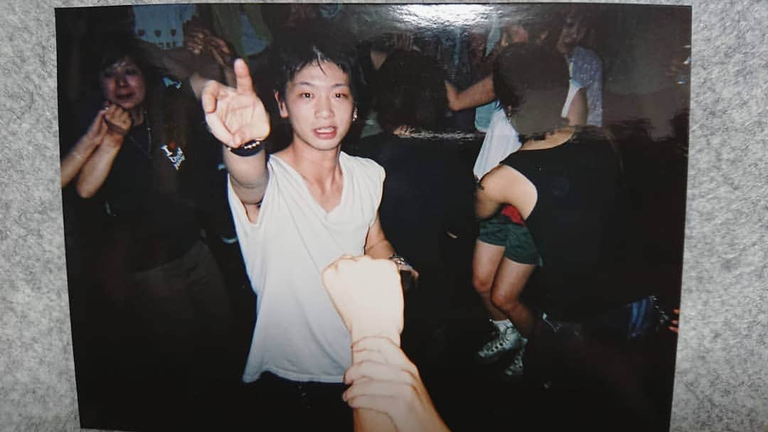 浜口ユウイチのインスタグラム：「カリスマ美容師時代や、それ以前の有名な美容師の先生達は、手の届かない遥か雲の上の存在だった。  最近の美容師は、有名人美容師とSNSとかで簡単に繋がれるから、自分も同じ様に優れた美容師の様な錯覚に陥っとるヤツ多いけど。  いいか？良く聞け。  アイツらな、まじでスゲーからな。  発信する前に、コッソリ死に物狂いで武器仕込んでから、発信しよるでな。  信者になってる暇あったら、カット練習せぇ!  業界の養分なるだけやぞ。  発信できるもん、まずつくれ。  なんも無いのに発信すな。  #東横線 #武蔵小杉 #元住吉 #日吉 #美容師 #美容室 #サロモ #読モ #撮影 #美容学生 #ヘア #ヘアアレンジ #スタイリング #可愛い #おしゃれ #ファッション #ヘアスタイル #hair #巻き方 #東京 #神奈川 #川崎 #横浜 #綱島 #綱島美容室 #gite #ジーテ」