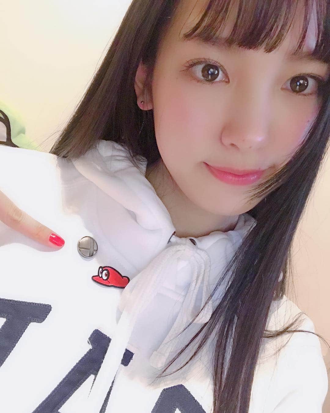 飯窪春菜のインスタグラム：「任天堂のピンバッチや花札などグッズをたくさんもらっちゃいました🥳💓 早速パーカーに付けたんだ〜😮 #任天堂  #nintendo」