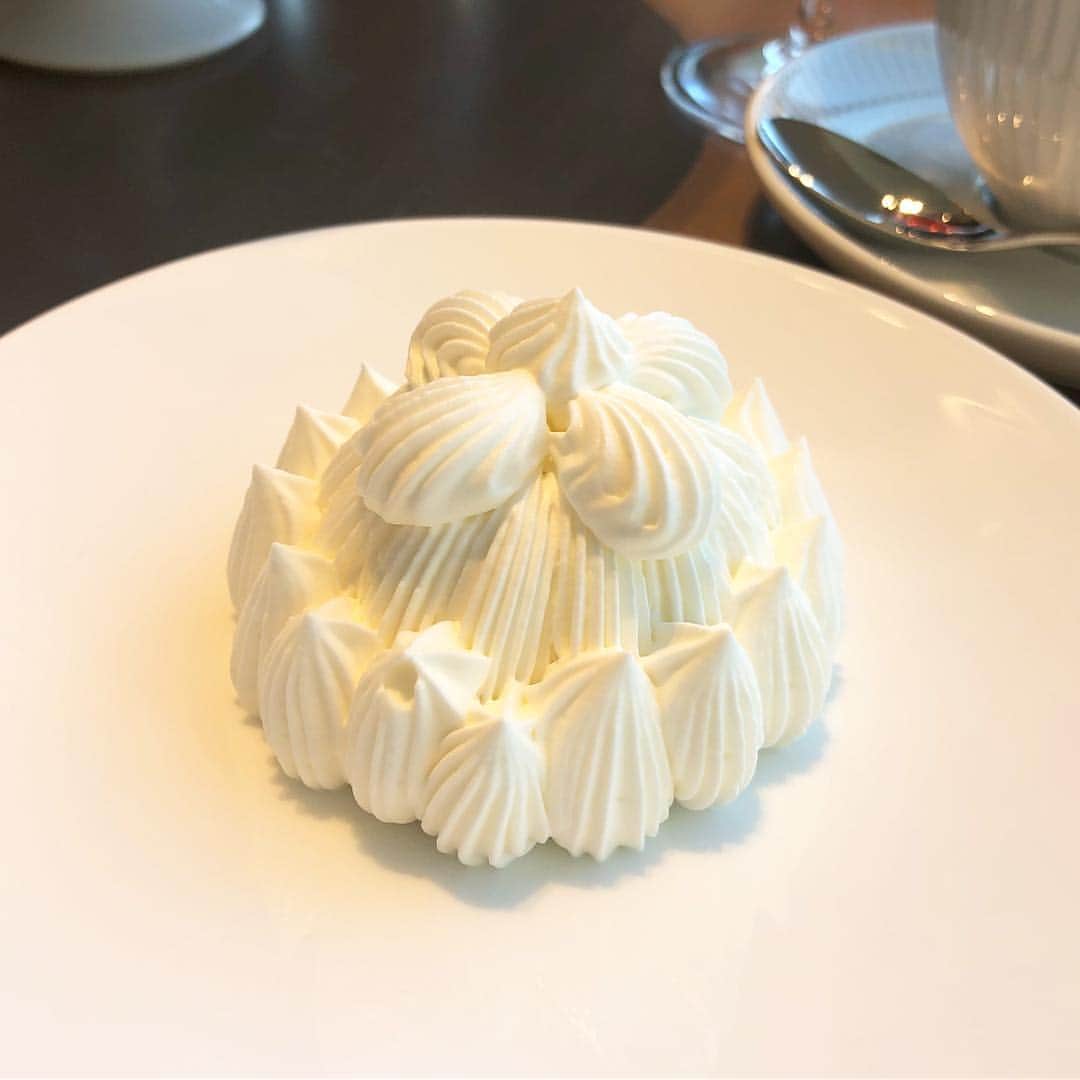 岩立沙穂さんのインスタグラム写真 - (岩立沙穂Instagram)「☕️ . この間、グルメなお友達に誘ってもらって東京會舘 @tokyokaikan さんの先行試食会へ行かせていただきました😊 . 沢山のケーキが出てきたけど、食べ切れる量なのが嬉しかったし、何より一つ一つがしっかり美味しくて感動✨ チョコがすごく濃厚なのが印象的でした！ 全てが手作りなんだそうです！ 素敵なアフタヌーンティーだったな💓 . 東京會舘名物の #マロンシャンテリー やひょうたん型のシュークリームも頂いたけど、これもすっごく美味しかった〜🤤 . 今日、リニューアルオープンしたので私もまた改めて食べに行きたいです♪ . #東京會舘 #丸の内 #ロッシニテラス #アフタヌーンティー #スィーツ #sweets #cake」1月8日 15時23分 - saho_iwatate104