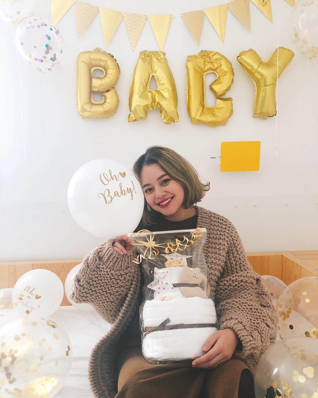 岸本セシルのインスタグラム：「マタニティフォト撮った日にサプライズでお祝いしてもらえた😭💛 とても可愛くデコレーションしてくれて、初‼︎おむつケーキもいただいちゃいました🙈💓ありがとうございます🙏💛 最近はお部屋にベビグッズがどんどん増えてきました！ どんどん実感が🤣💦✨ 今日も、ベビ服達を水通しして…ちーさい服にきゅんきゅん☺️ 陣痛バック、入院バックの準備をしてバタバタ😂  昨日切ってしまった親指が痛くて、動きずらい〜。 はよ治ってくれ😭  #ベビを迎える準備 #ギフトをくれた方々ありがとう #おむつケーキ」