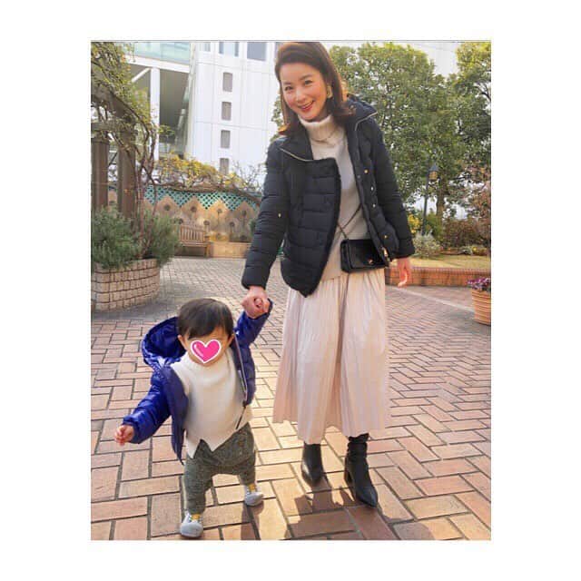 秋元玲奈さんのインスタグラム写真 - (秋元玲奈Instagram)「前まではベビーカー散歩だったのに、今や私の手を引っ張ってお散歩。1年でこんなに成長するのか😭😭 #babyboy #1歳2ヶ月 #あんよでお散歩 #体力ありあまる #わんぱく男子 #これから大変だ」1月8日 15時43分 - rena_akimoto