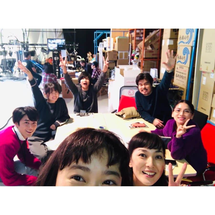 杉咲花のインスタグラム：「アタル。 第１話の完パケがついにできあがり 一足お先に視聴いたしました。 撮影が始まってから早二ヶ月、本当に進めているのかどうか、わからなくなってしまう瞬間もたくさんあったけれど、。みんなでこつこつ頑張ってきたものが確かに形になっていて、いまとても嬉しい気持ちです。 たくさんの方々に、ドラマを観て楽しんでもらいたいな。 この大好きなDチームのメンバーと 愛すべきスタッフの皆さまがたと そして自分を、ちゃんと信じてこれからも頑張る。 良い作品にしたい！ 是非、是非、楽しみに待っていてくださいね。！！ ドラマは1/17日からです。🔮💘 #ハケン占い師アタル」