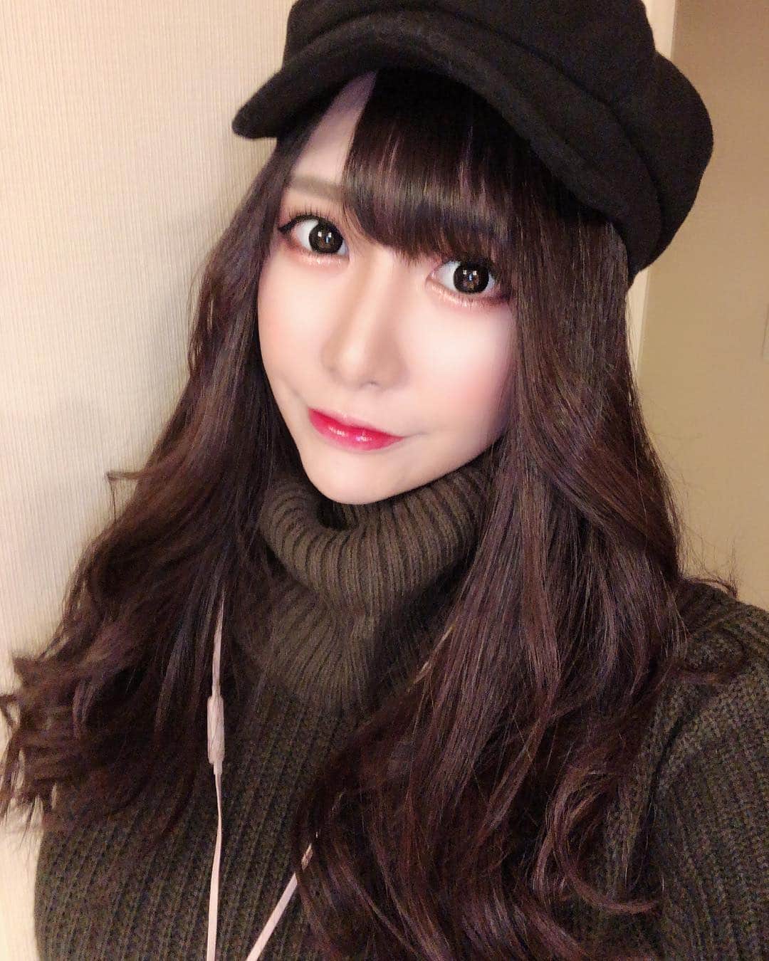 若月みいなさんのインスタグラム写真 - (若月みいなInstagram)「今年初メイク💄 久しぶりにメイクしたらなんかいつもと違う💭 年末年始ずっと自宅に引きこもってたからか 顔が浮腫んでおります。。 今年もどうぞ宜しくお願い致します😌✨ #makeup  #メイクで顔変わる人  #ド年末から高熱で寝正月  #引きこもり年末年始  #11日ぶりに家から出ました  #今って寒いんだなぁ…」1月8日 17時42分 - wakatsuki_cmore