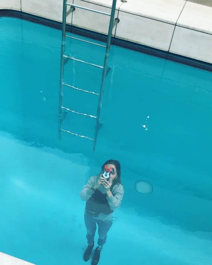 のインスタグラム：「お初の21世紀美術館🎨👩‍🎨 不思議な作品がたくさんでおもしろかった😳 最初パッと見なんだかわからなかったけど、このプール有名なやつ🤣 みんな知ってる？？💗💧💗💧 * * * #金沢21世紀美術館 #金沢 #レアンドロのプール #レアンドロエルリッヒ #dayoff #cjjuri #jurixoxoxo」