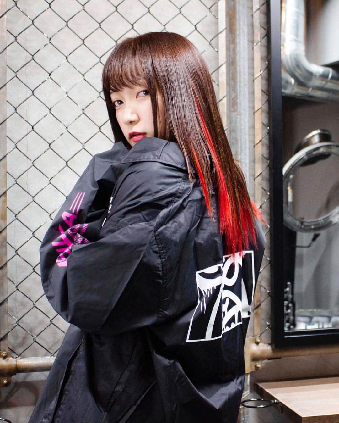 西本りみさんのインスタグラム写真 - (西本りみInstagram)「ストーリーズというものがよく分からないままとりあえず投稿してみました。 そこからロクヘアさんのインスタに飛べます。多分。 先日赤髪おりみさん復活の儀でお世話になったROCK HAiR FACTORYさんのインスタに掲載していただきました！ ありがとうございます！！ やっぱ赤髪って落ち着く。 赤髪だいすき。  そしてバンドリ×ゲキクロコラボ。 牛込りみはMISHKAさんです。 ロック大好きな私にとって黒とショッキングピンクの組み合わせって最高でした。  #69HF #ロクヘア映え #激ロック #赤髪 #エクステ #ゲキクロコラボ  #ところで #なんか今日の投稿インスタグラマーみあるよね #ついに私もインスタグラマーデビューしちゃったかな #お洒落さんとつながりたい  #のタグに実は憧れてた #これは完璧にインスタグラマーだわ #インスタグラマーニシモトンファー  #もうインスタグラマー言いたいだけ」1月8日 18時45分 - nishimotonfa