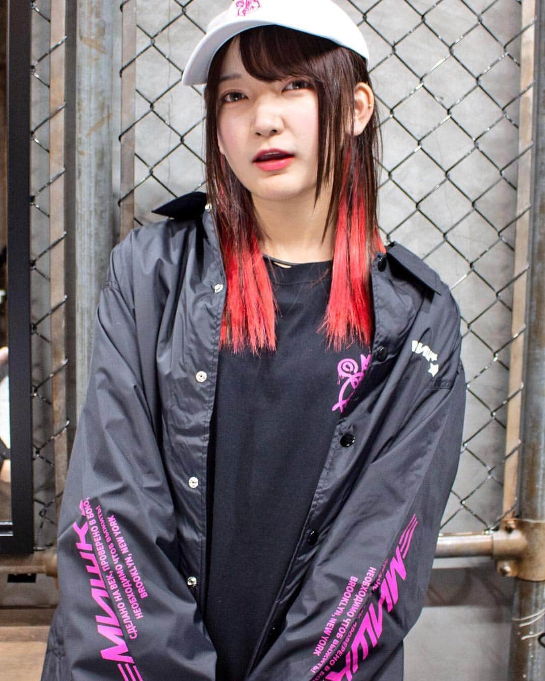西本りみさんのインスタグラム写真 - (西本りみInstagram)「ストーリーズというものがよく分からないままとりあえず投稿してみました。 そこからロクヘアさんのインスタに飛べます。多分。 先日赤髪おりみさん復活の儀でお世話になったROCK HAiR FACTORYさんのインスタに掲載していただきました！ ありがとうございます！！ やっぱ赤髪って落ち着く。 赤髪だいすき。  そしてバンドリ×ゲキクロコラボ。 牛込りみはMISHKAさんです。 ロック大好きな私にとって黒とショッキングピンクの組み合わせって最高でした。  #69HF #ロクヘア映え #激ロック #赤髪 #エクステ #ゲキクロコラボ  #ところで #なんか今日の投稿インスタグラマーみあるよね #ついに私もインスタグラマーデビューしちゃったかな #お洒落さんとつながりたい  #のタグに実は憧れてた #これは完璧にインスタグラマーだわ #インスタグラマーニシモトンファー  #もうインスタグラマー言いたいだけ」1月8日 18時45分 - nishimotonfa