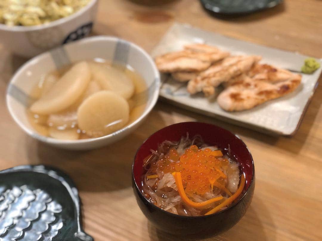 平田薫さんのインスタグラム写真 - (平田薫Instagram)「スープ生活からの、かおる食堂始め。 やっぱり気持ちが満足するように食べたい😤ヘルシー食堂だよ。  お正月気分引きづりお雑煮(餅なし) 仙台雑煮はダイエットに最適だと思っている。  ササミは、深夜食堂や、CMの現場でお世話になったフードコーディネーターの#飯島奈美 さんレシピ！梅酢で焼いたよ。  #かおる食堂 #ヘルシーごはん #飯めも #食堂はじめ」1月8日 18時47分 - hiratakaoru1215