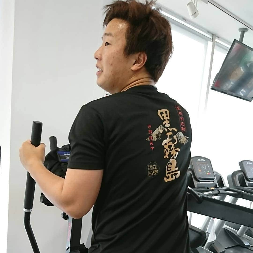 中崎翔太のインスタグラム：「マツダの大歓声にのまれないように Tシャツから鍛えるホーリー。」