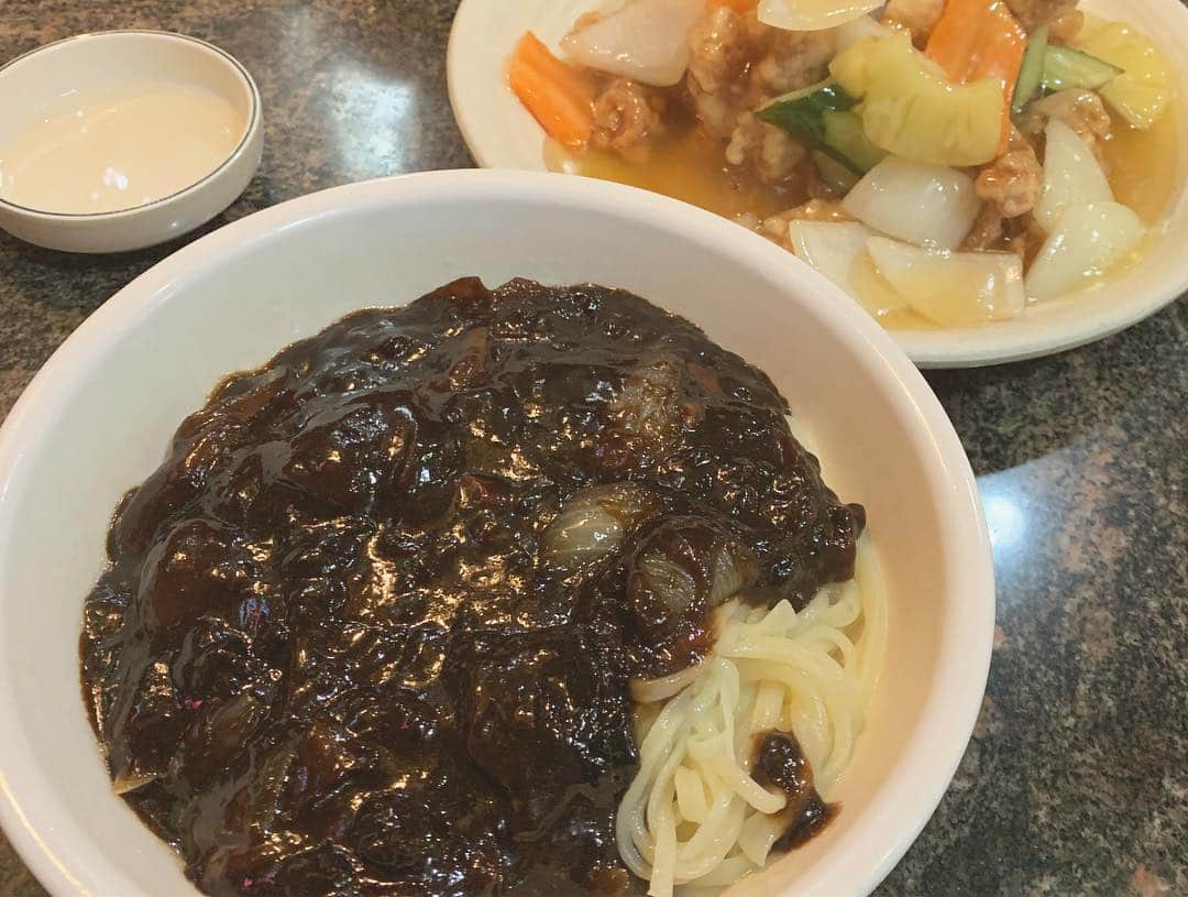 都丸紗也華さんのインスタグラム写真 - (都丸紗也華Instagram)「たまに、どうしても食べたくなるジャジャン麺❤︎美味しかった。 #韓国料理 #ジャジャン麺」1月8日 19時42分 - tmrsyk