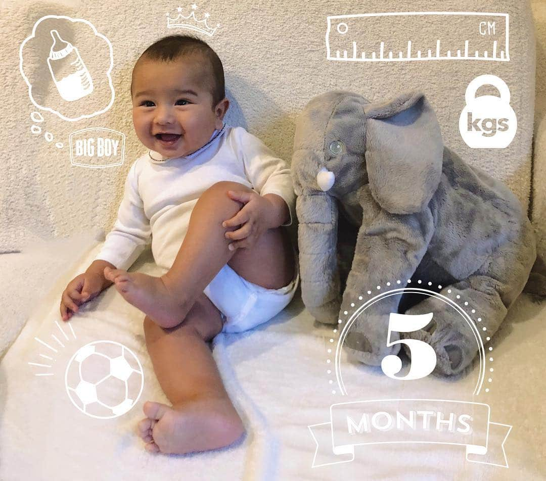 MALIAさんのインスタグラム写真 - (MALIAInstagram)「⠀ ⠀ ⠀  2019.01.08 5ヶ月になりました🐘♥️ . #5monthold #baby #大きめの赤ちゃん #重そうにコロコロ転がる #パリで買った9ヶ月の肌着パツパツ #最近のお気に入りは #手 #あし #指を舐めて奥まで入れすぎて嗚咽 #足が気になるみたい #足を掴んでガン見 #日々の成長 #可愛くて仕方ない ♥️」1月8日 19時33分 - maliarehman