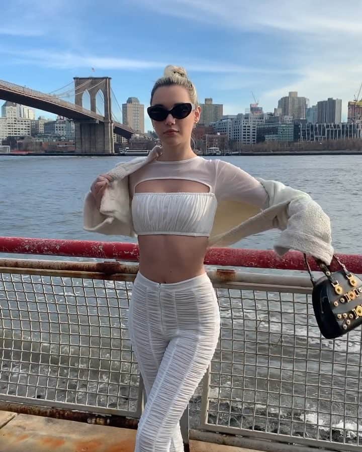 サラ・スナイダーのインスタグラム：「🤫」