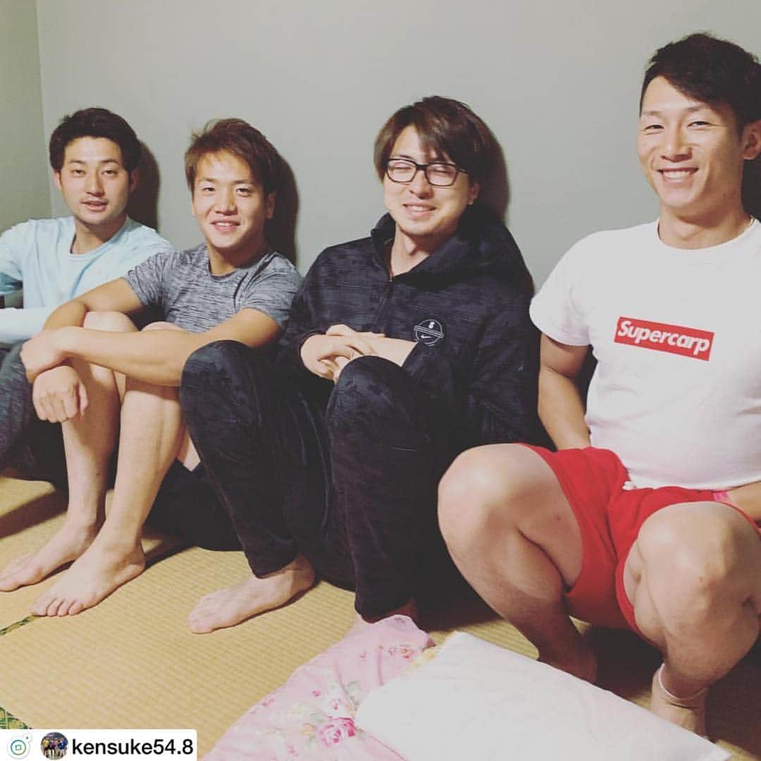 西川龍馬のインスタグラム：「@kensuke54.8  オフショット📸✌️ 修学旅行みたいな写真^_^ でも、みんな筋肉痛で身体がバキバキです💦  明日は4日目で休み前なので頑張り ます💪  おやすみなさい😴💤 #西川龍馬 #上沢直之 #平沼翔太 #淺間大基」
