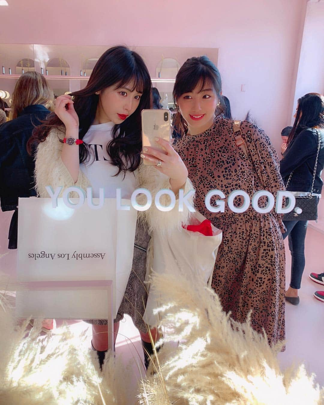 宮下舞花さんのインスタグラム写真 - (宮下舞花Instagram)「#glossier 💓💄🛁 . . #メルローズ 行くならココ！ってみんな教えてくれたコスメやさん😉激混みで何も買えなかったのが残念😭😭 . . #ロサンゼルス旅行 #ロサンゼルス#カリフォルニア#LA#コスメ#メイク#スキンケア#ピンク#グロッシアー」1月8日 22時44分 - maikamaimaika