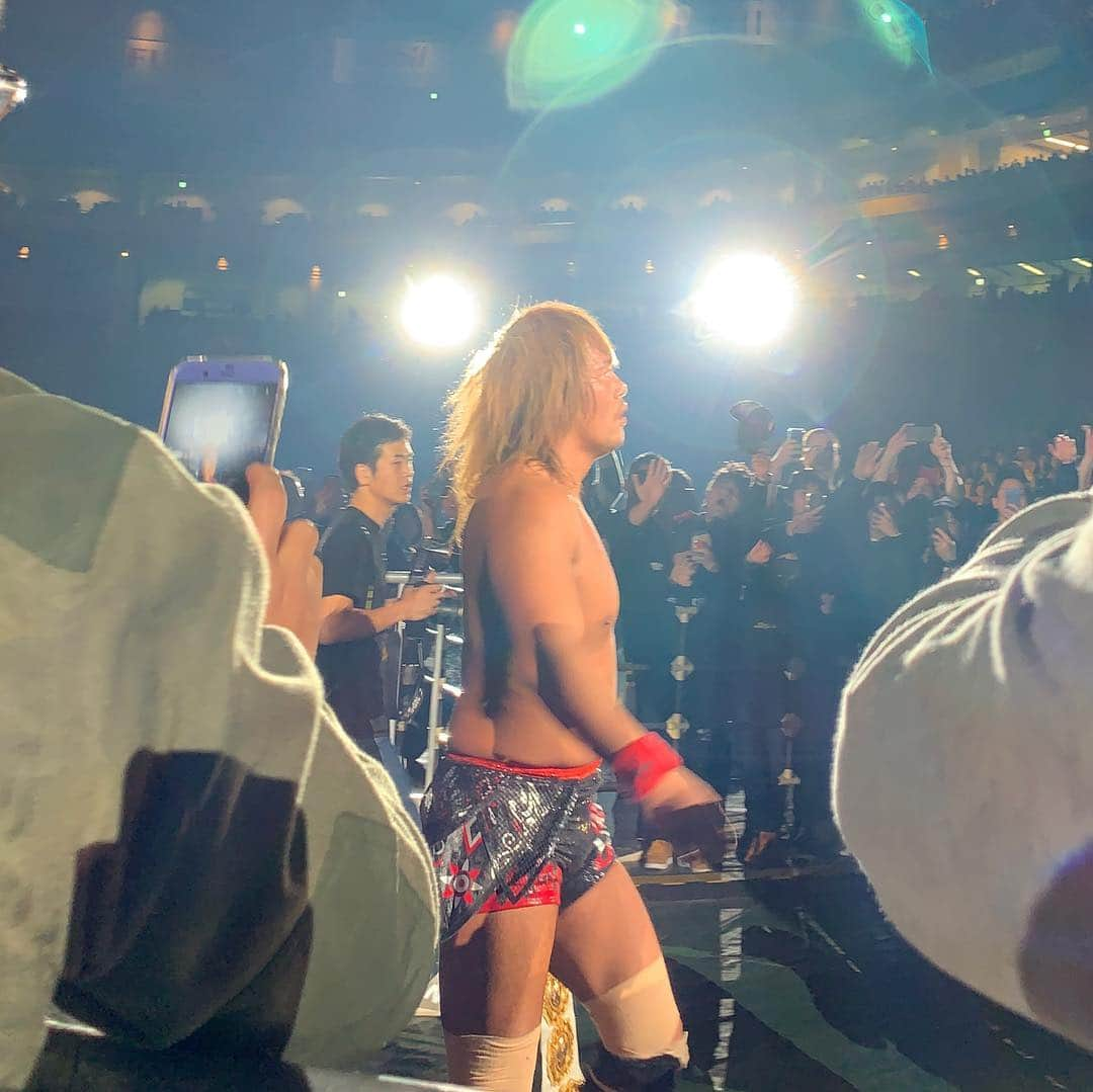 宮島咲良さんのインスタグラム写真 - (宮島咲良Instagram)「ㅤㅤㅤㅤㅤㅤㅤㅤㅤㅤㅤㅤㅤ 今年も1.4は 『WRESTLE KINGDOM 13 in 東京ドーム』へ！ なんという熱い1日だったことか…！ 内藤哲也選手、インターコンチおめでとうございます！！ ご挨拶できて感激感涙！！！！！ 「トッ…トランキーロ……」と言いながら不審者のように俯きながらひょこひょこ近づいてくる私を快く迎え入れてくれた内藤選手、さすがの懐の深さ。。 ありがとうございました😭 いつも連れて行ってくれるBaseBallBearのほりくん @horinouchi_bbb ありがとう！！ 今年は良き年になりそうです！ LOS INGOBERNABLES de JAPON！ ㅤㅤㅤㅤㅤㅤㅤㅤㅤㅤㅤㅤㅤ なぜか髪色がめちゃくちゃ明るく写ってるけど、実際全然明るくないので、興奮しすぎてこの瞬間だけ金髪になったのでないかと思っている。(後ろをぼかしただけで特にフィルターや画像加工もしていない) ㅤㅤㅤㅤㅤㅤㅤㅤㅤㅤㅤㅤㅤ #新日本プロレス #イッテンヨン #njpw #njwk13 #内藤哲也 選手 #tetsuyanaito #losingobernablesdejapon #宮島咲良」1月8日 23時15分 - sakura_miyajiman