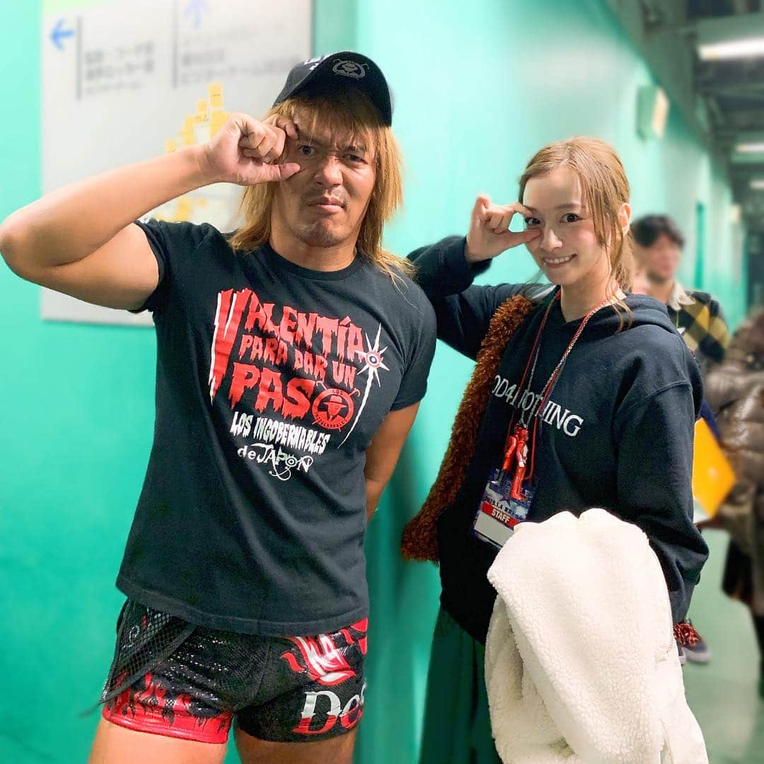 宮島咲良さんのインスタグラム写真 - (宮島咲良Instagram)「ㅤㅤㅤㅤㅤㅤㅤㅤㅤㅤㅤㅤㅤ 今年も1.4は 『WRESTLE KINGDOM 13 in 東京ドーム』へ！ なんという熱い1日だったことか…！ 内藤哲也選手、インターコンチおめでとうございます！！ ご挨拶できて感激感涙！！！！！ 「トッ…トランキーロ……」と言いながら不審者のように俯きながらひょこひょこ近づいてくる私を快く迎え入れてくれた内藤選手、さすがの懐の深さ。。 ありがとうございました😭 いつも連れて行ってくれるBaseBallBearのほりくん @horinouchi_bbb ありがとう！！ 今年は良き年になりそうです！ LOS INGOBERNABLES de JAPON！ ㅤㅤㅤㅤㅤㅤㅤㅤㅤㅤㅤㅤㅤ なぜか髪色がめちゃくちゃ明るく写ってるけど、実際全然明るくないので、興奮しすぎてこの瞬間だけ金髪になったのでないかと思っている。(後ろをぼかしただけで特にフィルターや画像加工もしていない) ㅤㅤㅤㅤㅤㅤㅤㅤㅤㅤㅤㅤㅤ #新日本プロレス #イッテンヨン #njpw #njwk13 #内藤哲也 選手 #tetsuyanaito #losingobernablesdejapon #宮島咲良」1月8日 23時15分 - sakura_miyajiman