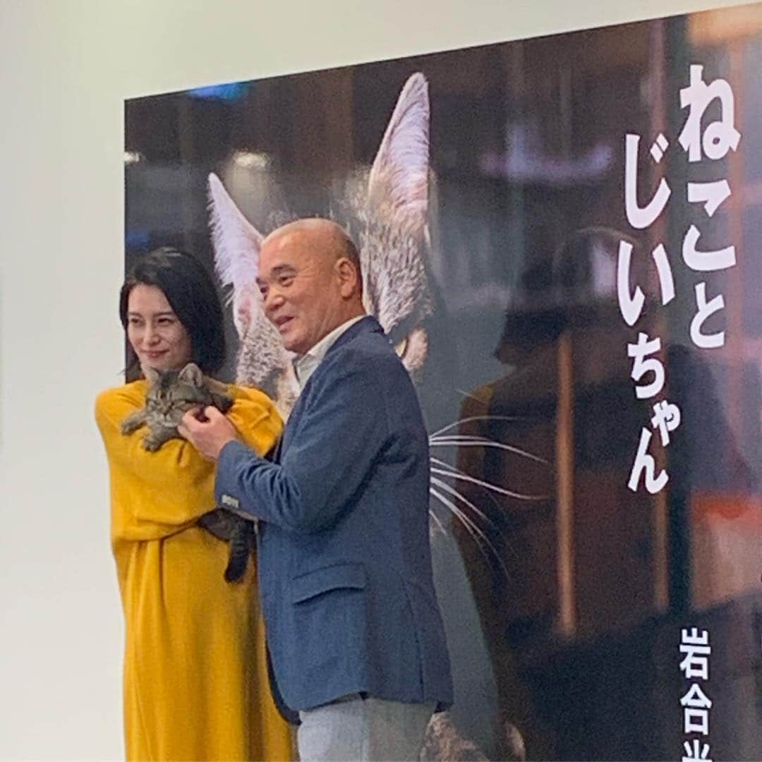 猫ラボさんのインスタグラム写真 - (猫ラボInstagram)「岩合光昭さん初監督映画（2月公開）の記念写真展、『ねことじいちゃん』のレセプションへ。  初日に「猫しか見てない…」と柴咲コウさんにダメ出しされたという岩合監督。（ねこといることで）顔がこんなにとろけていていいのかなと思いながら撮影にのぞんだという柴咲さん。 もうこれは映画館で一緒にとろけるしかない。  くす玉をなかなか割らない猫のベーコンさん。元保護猫と暮らす猫の人・柴咲さんのやさしいしぐさを間近で見てますます柴咲さんが好きになりましたー。  #ねことじいちゃん #岩合光昭 #柴咲コウ」1月8日 23時17分 - nekolabo