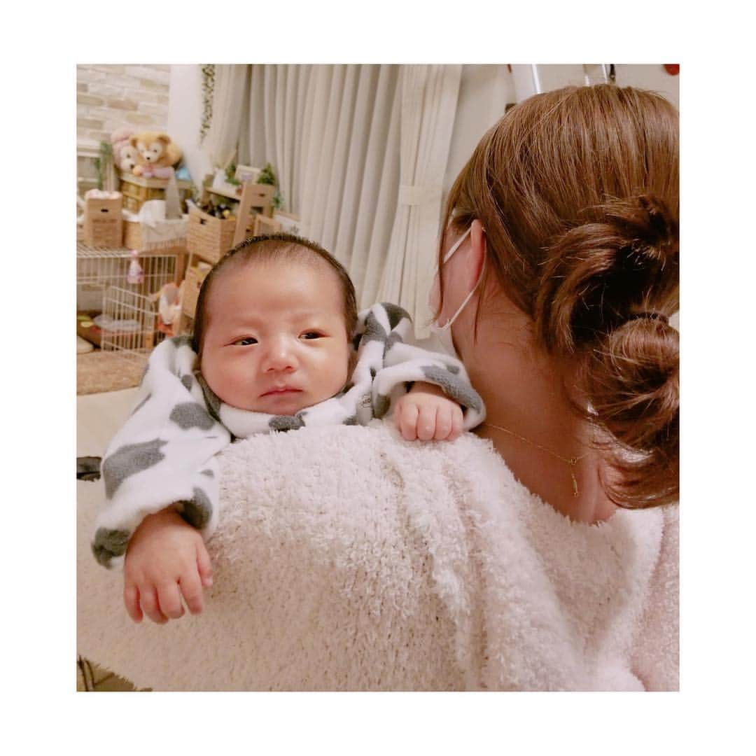 辻希美さんのインスタグラム写真 - (辻希美Instagram)「ゲップ中の幸空👶💕💕" #ゲップ中の幸空 #私は撮れない写真 #私は見れない顔 #貴重な写真 #ばっしーカメラ #マヌケな顔も可愛い #脱力感 #かわぇぇ」1月8日 23時25分 - tsujinozomi_official