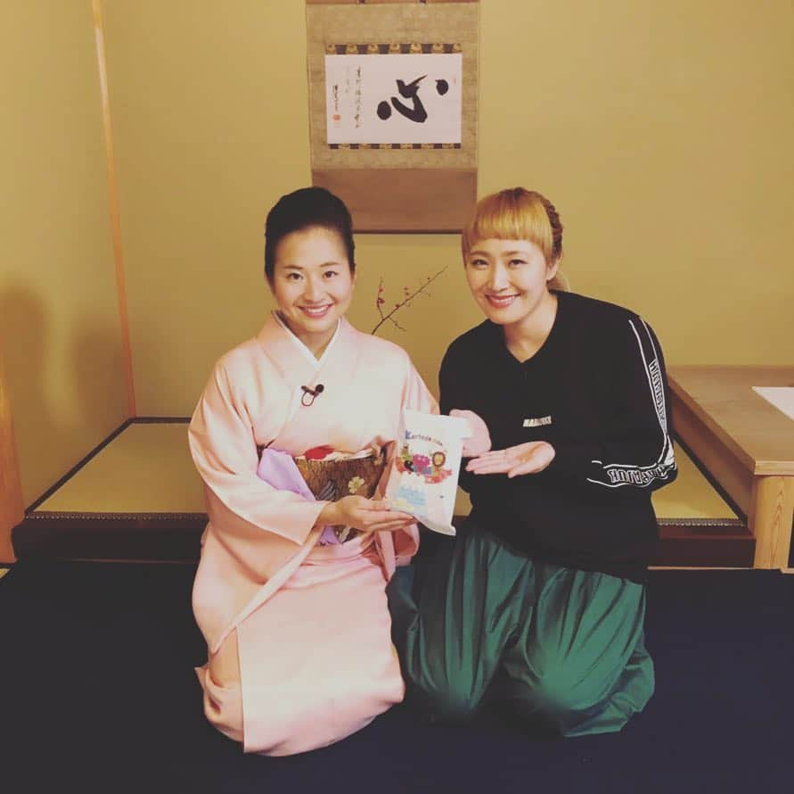 丸山桂里奈さんのインスタグラム写真 - (丸山桂里奈Instagram)「携帯を新しく変えましたー なんでかというと、画面がボロボロになってもはや携帯が作動しなくなり、携帯じゃなくなってしまったのでそれは携帯にもよくないことですからね😭 先日OAになりました、林修先生の初耳学のロケで、生まれて初めて茶道をさせていただきました🍵正座をなかなかすることもなく、できないのもあり茶道とはかけ離れてる私でしたが、茶道を体験してみて現役の選手が通うのがわかるほどに奥深く、人間の中の中の中の方から引っ張り上げるものがあるんだなて思いました😁アスリートの人はもちろん、普通の人間のみなさんもぜひ体験してみたらまた自分の持っているもの以上のものを発揮できるような感覚になると思います😩 小堀さん、とても可愛く美しすぎる先生でした🍵またプライベートでもぜひ伺いたいなと思いました😍🤚ありがとうございました！  #TBS #林修先生の初耳学 #茶道 #遠州流茶道 #小堀宗翔先生 #美しすぎる先生 #中身からきれいな人 #奥が深く #人間の本能を引き出してくれます #正座が不自然な私 #ザーヒーやってますので #茶道とにかくおススメです #明日も頑張りましょう #明日は生放送です #皆さんよろしくお願いします #いい意味で #インスタバエ」1月8日 23時43分 - karinamaruyama