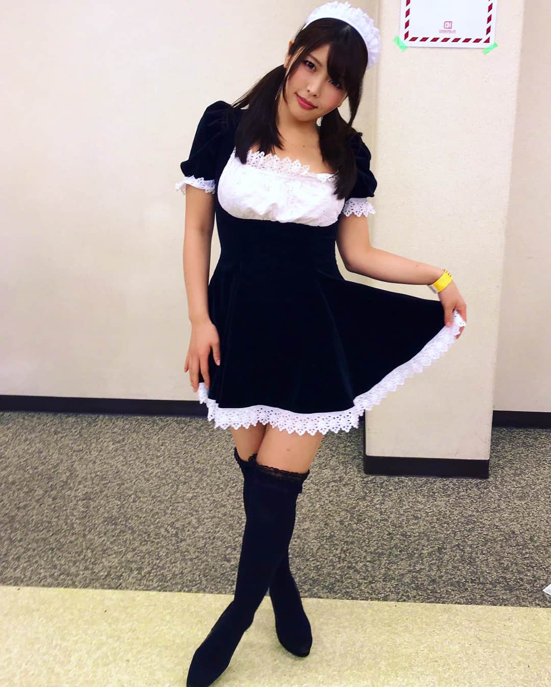 新村あかりのインスタグラム：「この間のコスホリのときのお写真です。ファンの方から拝借させていただきました(^^) またどこかで写真集販売したいと思います✨」