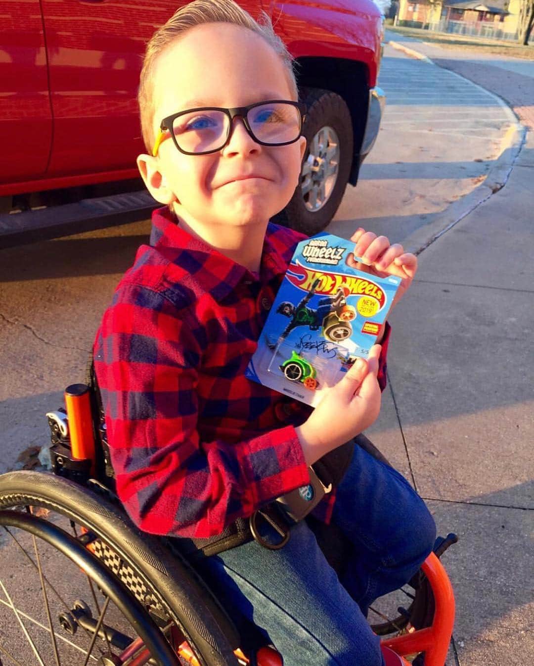 Hot Wheelsさんのインスタグラム写真 - (Hot WheelsInstagram)「We love seeing kids with our new Wheelie Chair #HotWheels! Inspired by @aaronwheelz and his tricked out wheelchair used to nail a front flip after dropping down a 5-story ramp, this die-cast truly embodies the challenger spirit 💪🙌 (pic credit 1: @brianlrose04 2: @mayligibson 3: @justjodi2) . . . #hotwheelscollector #hotwheelspics #aaronwheelz #wcmx」1月9日 4時46分 - hotwheelsofficial