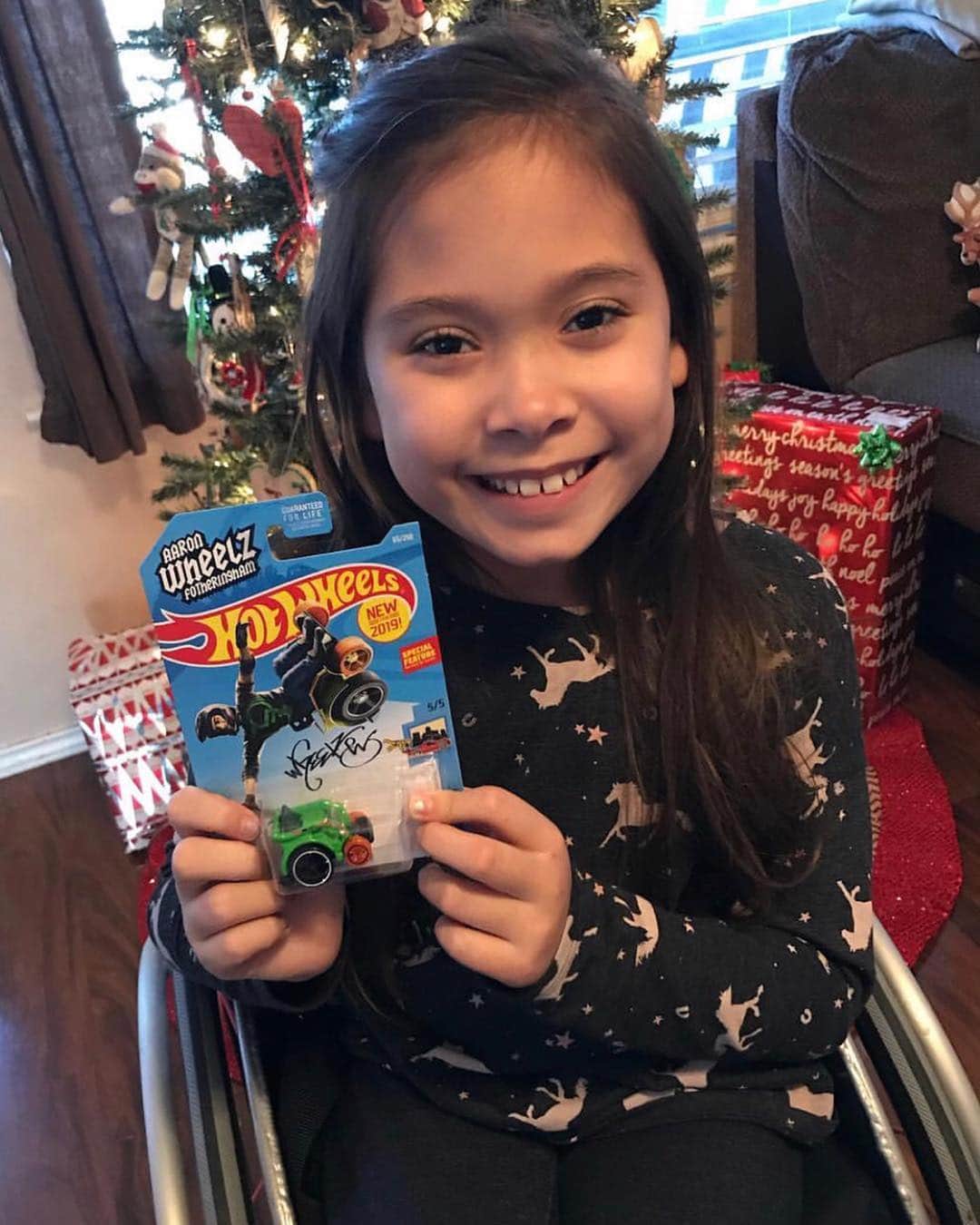 Hot Wheelsさんのインスタグラム写真 - (Hot WheelsInstagram)「We love seeing kids with our new Wheelie Chair #HotWheels! Inspired by @aaronwheelz and his tricked out wheelchair used to nail a front flip after dropping down a 5-story ramp, this die-cast truly embodies the challenger spirit 💪🙌 (pic credit 1: @brianlrose04 2: @mayligibson 3: @justjodi2) . . . #hotwheelscollector #hotwheelspics #aaronwheelz #wcmx」1月9日 4時46分 - hotwheelsofficial