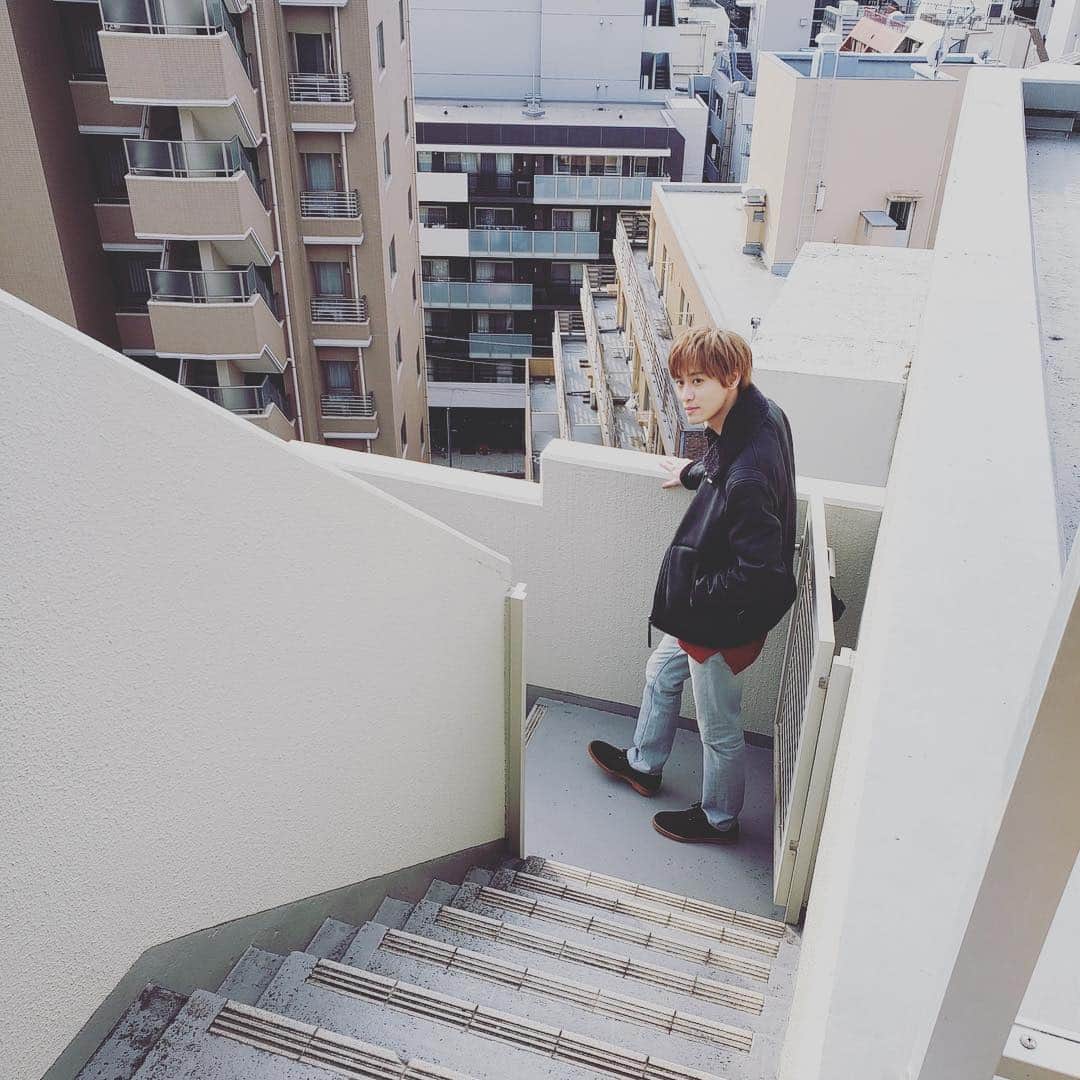 戸谷公人のインスタグラム：「Voice Newtypeのオフショット✨  #Voice Newtype #高い所苦手 #声優」