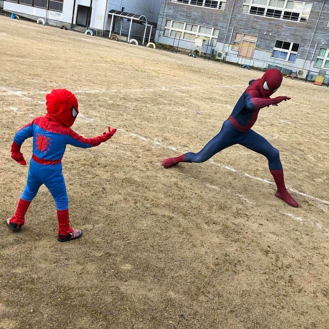 Japanese Spidermanさんのインスタグラム写真 - (Japanese SpidermanInstagram)「小さい町で育ったおかげか、帰省すると僕は超有名人。  ヒーローになったルーツは何もないこのエリアで育ったことが大きな要因と言っても過言ではない。  育った小学校も再来月で廃校になるが年末年始はこうやって子供たちが遊べる唯一の場所となって、生き続けることを願っている。  わざわざ会いに来てくれたヒーローありがとうm(_ _)m  #週末ヒーロー #スパイダーマン #ヒーロー#帰省#三重県#紀北町#年始#新年#マーベル#小学校#spiderman #company#marvel #コスプレ」1月9日 16時43分 - takemix5271