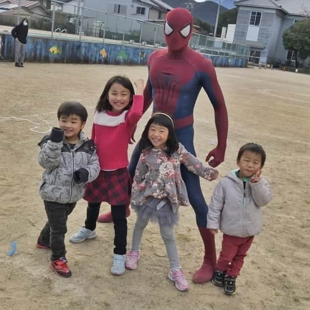 Japanese Spidermanさんのインスタグラム写真 - (Japanese SpidermanInstagram)「小さい町で育ったおかげか、帰省すると僕は超有名人。  ヒーローになったルーツは何もないこのエリアで育ったことが大きな要因と言っても過言ではない。  育った小学校も再来月で廃校になるが年末年始はこうやって子供たちが遊べる唯一の場所となって、生き続けることを願っている。  わざわざ会いに来てくれたヒーローありがとうm(_ _)m  #週末ヒーロー #スパイダーマン #ヒーロー#帰省#三重県#紀北町#年始#新年#マーベル#小学校#spiderman #company#marvel #コスプレ」1月9日 16時43分 - takemix5271