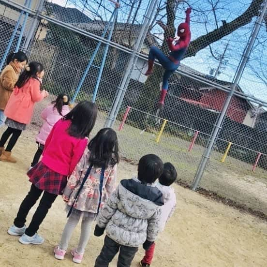 Japanese Spidermanさんのインスタグラム写真 - (Japanese SpidermanInstagram)「小さい町で育ったおかげか、帰省すると僕は超有名人。  ヒーローになったルーツは何もないこのエリアで育ったことが大きな要因と言っても過言ではない。  育った小学校も再来月で廃校になるが年末年始はこうやって子供たちが遊べる唯一の場所となって、生き続けることを願っている。  わざわざ会いに来てくれたヒーローありがとうm(_ _)m  #週末ヒーロー #スパイダーマン #ヒーロー#帰省#三重県#紀北町#年始#新年#マーベル#小学校#spiderman #company#marvel #コスプレ」1月9日 16時43分 - takemix5271