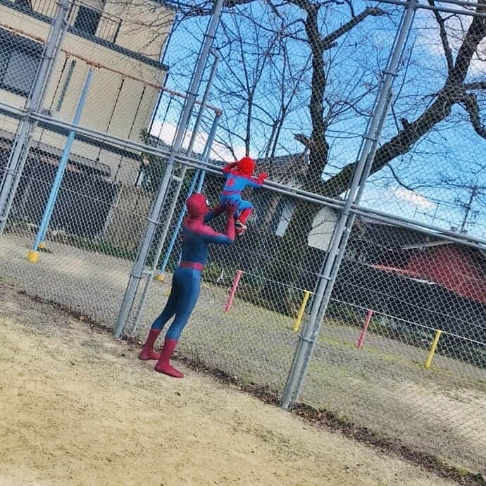 Japanese Spidermanさんのインスタグラム写真 - (Japanese SpidermanInstagram)「小さい町で育ったおかげか、帰省すると僕は超有名人。  ヒーローになったルーツは何もないこのエリアで育ったことが大きな要因と言っても過言ではない。  育った小学校も再来月で廃校になるが年末年始はこうやって子供たちが遊べる唯一の場所となって、生き続けることを願っている。  わざわざ会いに来てくれたヒーローありがとうm(_ _)m  #週末ヒーロー #スパイダーマン #ヒーロー#帰省#三重県#紀北町#年始#新年#マーベル#小学校#spiderman #company#marvel #コスプレ」1月9日 16時43分 - takemix5271