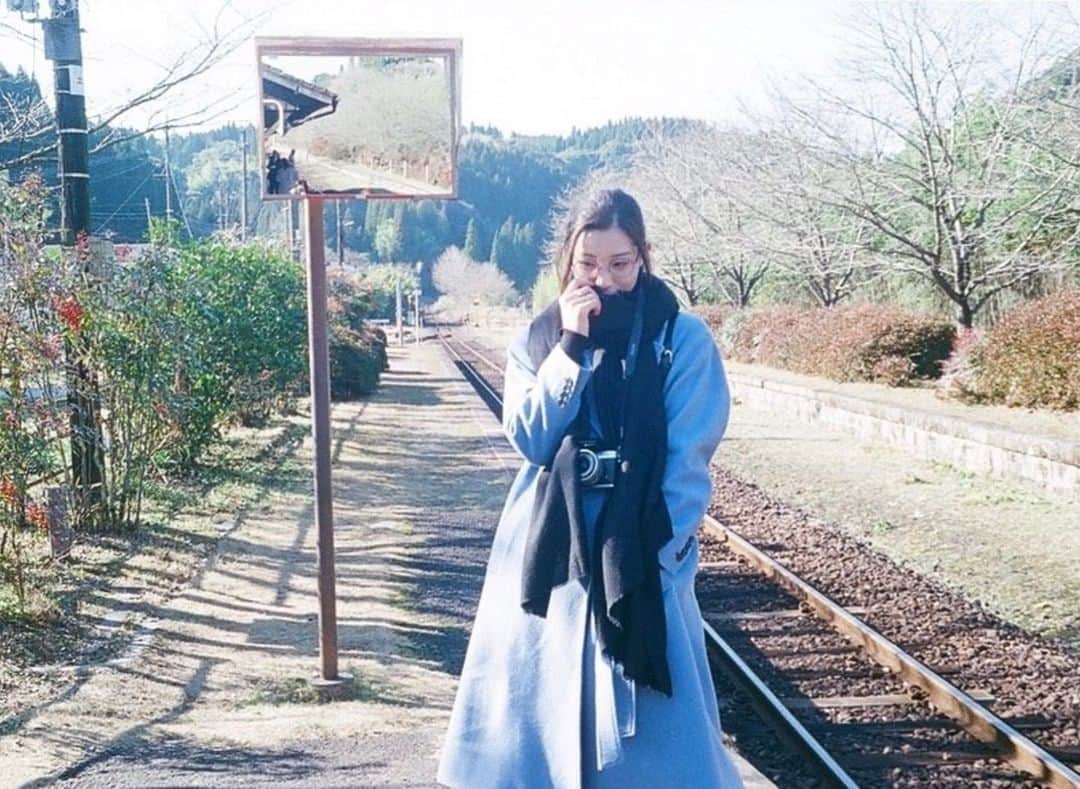 足立梨花さんのインスタグラム写真 - (足立梨花Instagram)「なんかボケてても味だよね☺️ filmだと📸 . コート🧥…ギルドプライム @loveless_guildprime  ギルドのお洋服可愛いよね❤️ このコートについてのコメント多かったので|ω･`) .  #鹿児島 #旅行 #日帰り #嘉例川駅 #film #ギルドプライム #guildprime #コート #お気に入り」1月9日 15時20分 - adacchee