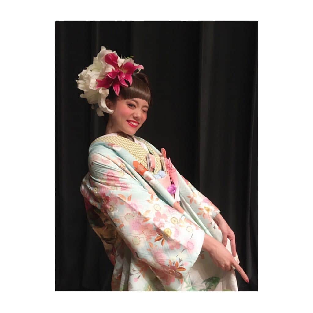 竹澤萌子のインスタグラム：「遅くなりましたが、あけましておめでとうございます🎍⛩🌅✨ 今年もよろしくお願い致します🙏💓🙇‍♀️💓 そして私事ですが、今年の10月に結婚式を予定しています👰💐💕 また、時期が近づいたらご連絡させて頂きます😌💌❤️ 昨年はお着物の写真が無かったので、以前のショーの時のものです😂👘🌹🌹 2枚目の写真は、妊娠6〜7ヶ月の時にドレスを試着しに行った時の👗✨ お仕事で着たことがあるものや、仲間が着ていたものが多くて、自分が本当の花嫁さんとして着ると考えると、不思議な気分でした🤔🤭💓💓 #happynewyear#2019#model#show#dress#kimono#wedding#bridal#ishikawa#kanazawa#instagood#instalike#お正月#新年#モデル#ブライダル#ドレス#ウェディングドレス#着物#打掛#色打掛#生花#桂由美#蜷川実花#kiyokohata」