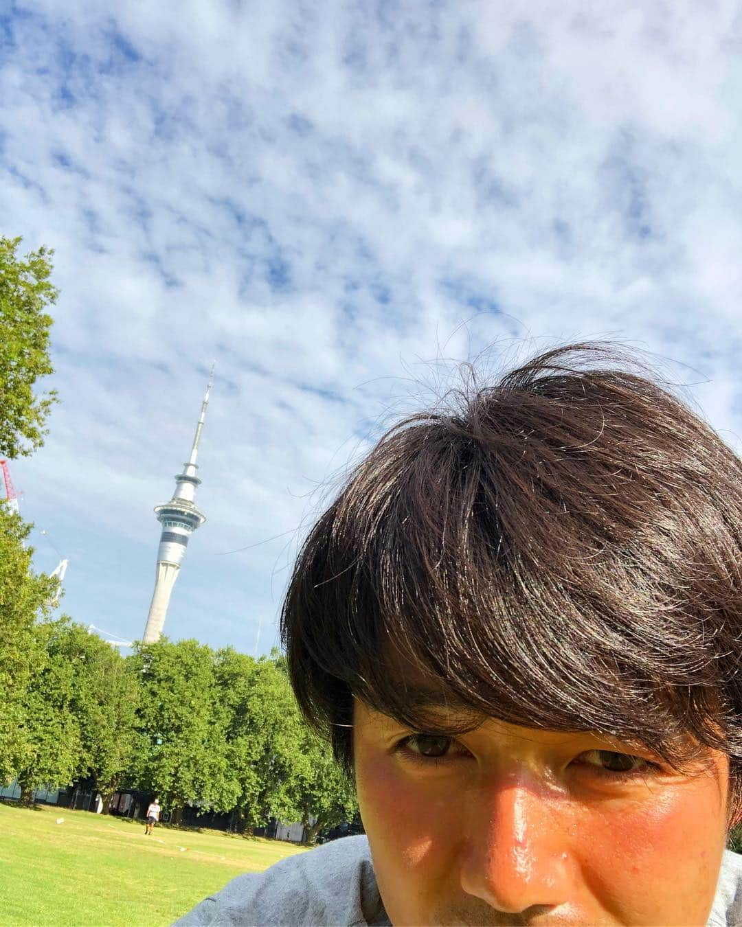 唐川侑己のインスタグラム：「2019  NZ自主トレ🇳🇿 色々な方のご協力でまたオークランドで練習できています⚾️ 期間は短いけど、集中して頑張るぞ💪 練習終わりにお散歩👣 なんだかお洒落なとこに泊まってます😃 #自主トレ#newzealand #auckland #skytower#deportareclub#cliffhulihan#outfield#田中健太郎 #海外でも自撮りはちょっと、、、 #ニュージーランド情報ください🇳🇿」