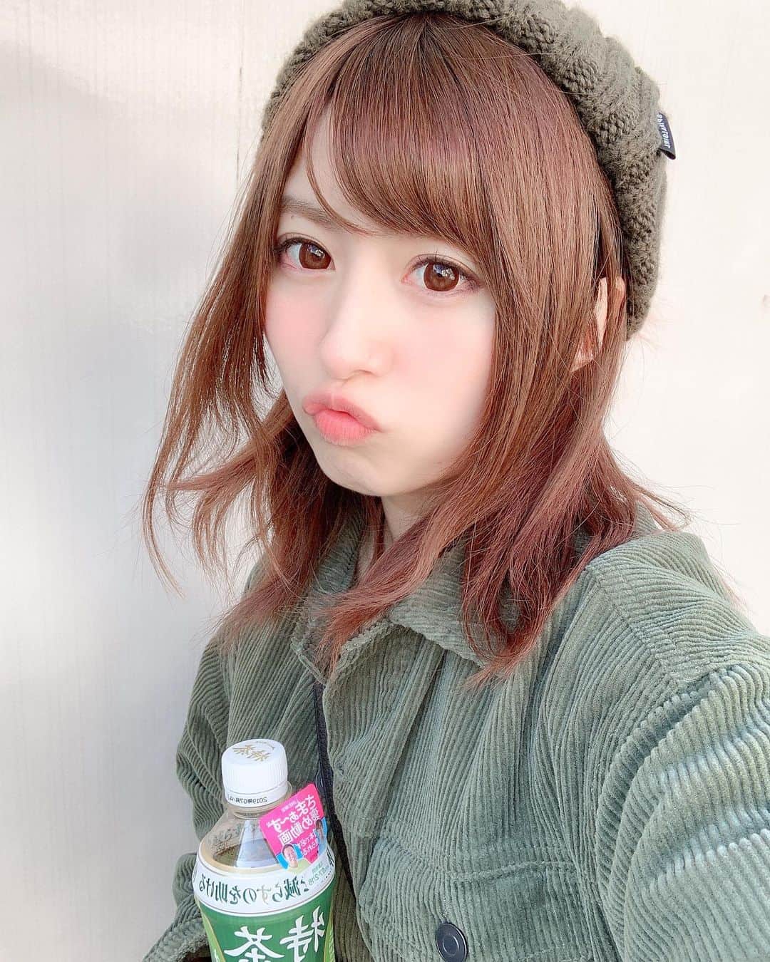 成瀬心美さんのインスタグラム写真 - (成瀬心美Instagram)「❄️ . . 昨日は ウェブラジオの収録だったよ。 . もう続けて5年目？に入るの。 . 同じことをほぼ毎週 5年も続けられること。 . なかなかないですよ。 とても嬉しい。 . . にしても 昨日は寒かったね。 . 歩きながら かたかたプルプル しておりました((((;´･ω･`))) . . 寒い日は お顔がすぐに 赤くなってしまいます。 . 昨日も案の定 真っ赤に…。 . . そんな中 テレビで見て 凄く気になっていた お粥専門店があって。 . 色んな人に 美味しそうなんだよねー！ . . と伝えていて ウェブラジオでもそんな話を。 . . 収録現場から 近いんだよなーと歩いていたら 本当偶然見つけて テンション上がって 入ってしまいました！笑 . . 自分の中で今最もアツイお店！ . ってのに 偶然行けてしまって テンション爆上げ。 . お粥 あたたかくて 美味しかったです☺️ . . #radio #winter #cold #cayu #cayuzo #yammy #おかゆ #お粥」1月9日 15時31分 - coco3ndazo