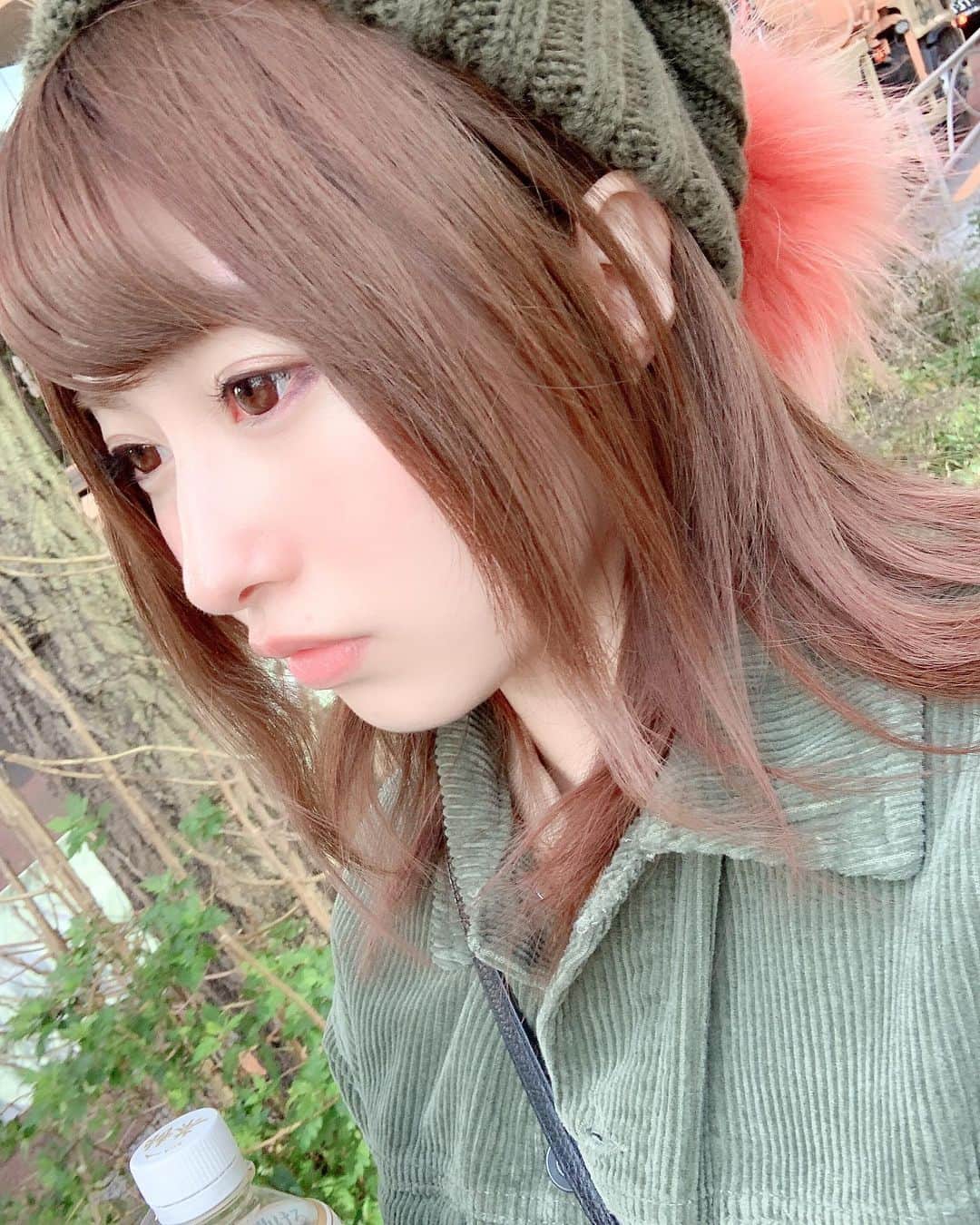 成瀬心美さんのインスタグラム写真 - (成瀬心美Instagram)「❄️ . . 昨日は ウェブラジオの収録だったよ。 . もう続けて5年目？に入るの。 . 同じことをほぼ毎週 5年も続けられること。 . なかなかないですよ。 とても嬉しい。 . . にしても 昨日は寒かったね。 . 歩きながら かたかたプルプル しておりました((((;´･ω･`))) . . 寒い日は お顔がすぐに 赤くなってしまいます。 . 昨日も案の定 真っ赤に…。 . . そんな中 テレビで見て 凄く気になっていた お粥専門店があって。 . 色んな人に 美味しそうなんだよねー！ . . と伝えていて ウェブラジオでもそんな話を。 . . 収録現場から 近いんだよなーと歩いていたら 本当偶然見つけて テンション上がって 入ってしまいました！笑 . . 自分の中で今最もアツイお店！ . ってのに 偶然行けてしまって テンション爆上げ。 . お粥 あたたかくて 美味しかったです☺️ . . #radio #winter #cold #cayu #cayuzo #yammy #おかゆ #お粥」1月9日 15時31分 - coco3ndazo