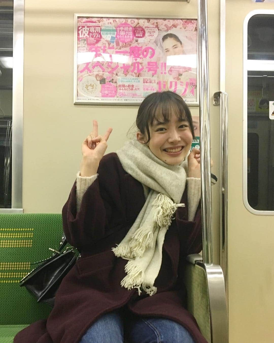 井桁弘恵さんのインスタグラム写真 - (井桁弘恵Instagram)「ㅤㅤㅤㅤㅤㅤㅤㅤㅤㅤㅤㅤㅤ 福岡では電車に乗るたびに わたしに会えました☺️💗 人がたまたまいなかったので お母さんにとってもらいました❤︎ ㅤㅤㅤㅤㅤㅤㅤㅤㅤㅤㅤ  嬉しいような恥ずかしいような、 とっても有難い、幸せな1枚。」1月9日 15時43分 - igetahiroe23