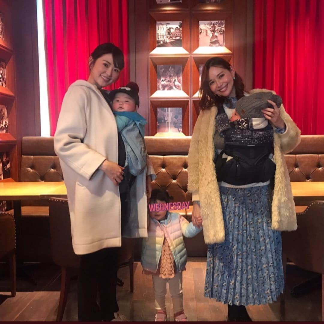 仲嶺梨子さんのインスタグラム写真 - (仲嶺梨子Instagram)「あけおめ @yuiko_kusakabe ちゃん♡ 親方は安定のテーブルハムハム👅 絵になる親子に癒されたぁ🤪💕 ． #ランチ#2児のママ #ママ友#サラダビュッフェ なのに全然食べれない#子連れあるある#今年もよろしくね#男の子ママ#生後6ヶ月#生後8ヶ月」1月9日 16時14分 - rikonakamine