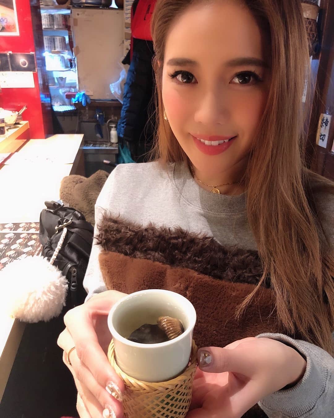 のインスタグラム：「1/9 My Birthday🕯💕 ひれ酒片手に失礼します🤣🐡🍶 みなさま、沢山のお祝いメッセージありがとうございます！😌✨ 大人になるにつれて、小さなしあわせへの感謝や、人との繋がりや、周りで支えてくれている方々の大切さが年々沁みています🍀✧‧˚ 何事にも謙虚さを忘れず、私らしく進んでいきたいと思いますのでこれからもよろしくお願いします♡😍 さて、、今日はドキドキいよいよあの発表( *´꒳`* )‼️ ただいまみんなで現場なうです🎶 お楽しみにっ❤ * * * #thankyou #love #love #love」