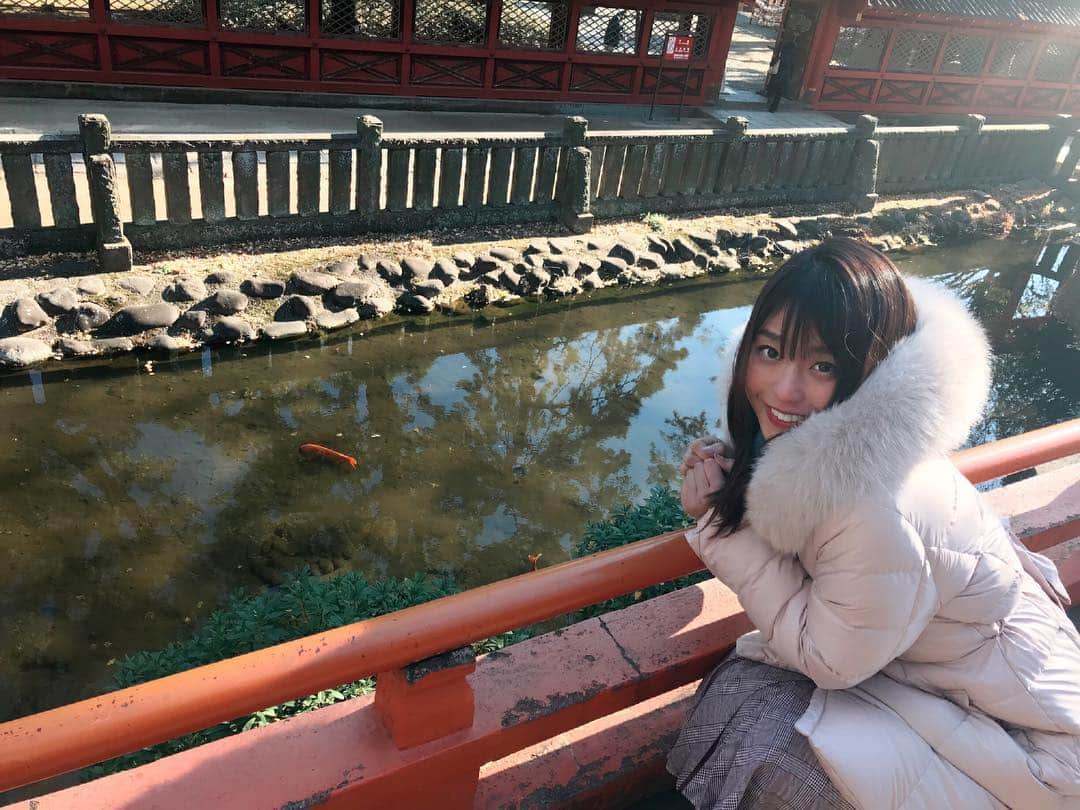 岡副麻希さんのインスタグラム写真 - (岡副麻希Instagram)「🍓 おはようございます！ 縁起の良さそうな場所をたくさん巡るロケです🦄🌈✨ 、  私はぷるぷるしてるけど、鯉は一段と冷える今日も水の中にいますーーー！さすがですねえ🥺  そんなぷるぷる今夜の『#勝手にジャパンガイド』は、 お時間もどりまして21時55分からです☺️🏝 #ECC#BSフジ#れっついんぐりっしゅお願いします🤤  衣装🧥#apuweiserriche」1月9日 10時21分 - maki_okazoe_official