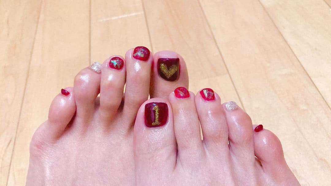 藤木由貴さんのインスタグラム写真 - (藤木由貴Instagram)「New foot nails✨🥇 . いつもありがとう。今年もよろしくね💓 足先から綺麗に、意識をあげていきます。 . #footnail #ボルドーカラー #フィルムネイル #no1 #love #池神ネイル」1月9日 10時54分 - yuki.grm