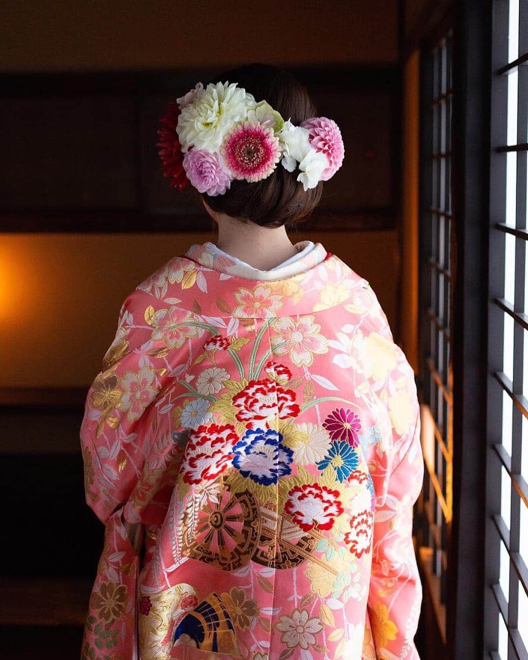 ザ・リッツ・カールトン東京 ウエディングのインスタグラム：「鮮やかに咲き誇る色打掛🌸🌼 #リッツカールトン東京 #ジェニュインウエディング #ホテルウエディング #RitzCarltonTokyo #GenuineWedding #RCMemories」