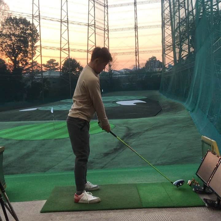 塩見好輝のインスタグラム：「2019のスイングの方向性の確認へ行ってきました🏌️‍♂️今年の課題はキャメロンチャンプ 頑張ります🙆‍♂️ #井山ゴルフ練習場 #ゴルフスイング #ゴルフ #塩見好輝 #阿河徹 #テーラーメイド#ISPS#愛隼会  #PGM#プロゴルファー」
