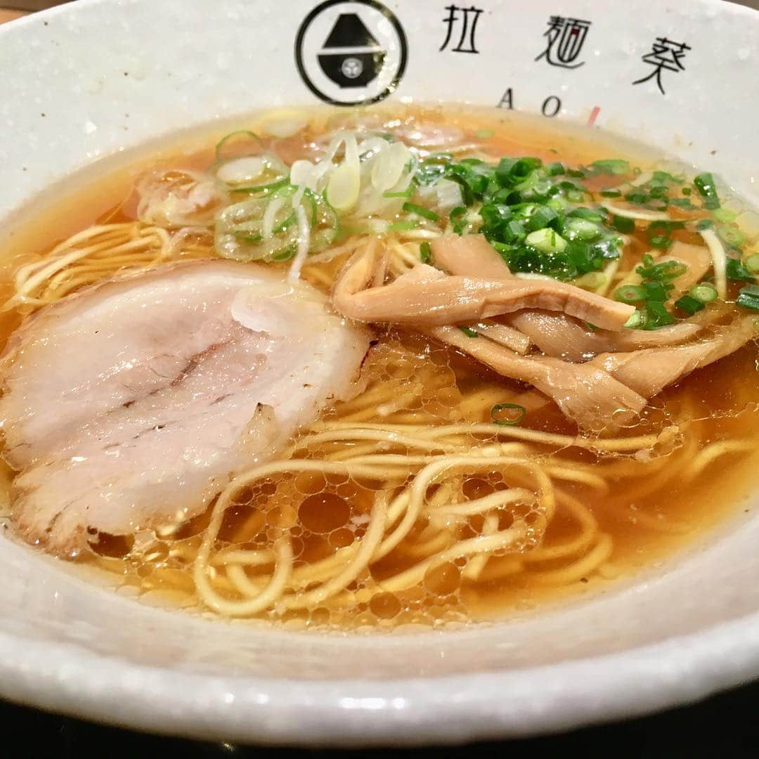 森千早都さんのインスタグラム写真 - (森千早都Instagram)「拉麺葵【醤油ラーメン】  麺初めは地元に帰った時に通りがかったお店にふらりと♡ キレイな外観に惹かれました、、笑  シンプルな醤油ラーメンを注文！ あっさり系かな？と思いきや鶏油かな？が多めにかかっていたのでこくがあり、最後までスープも熱々でした☺️ ごはんものにしらす丼があるのが静岡らしいなぁとほっこり🐟  #ラーメン  #静岡  #拉麺葵  #森とラーメン  #醤油ラーメン」1月9日 11時32分 - morichisato313