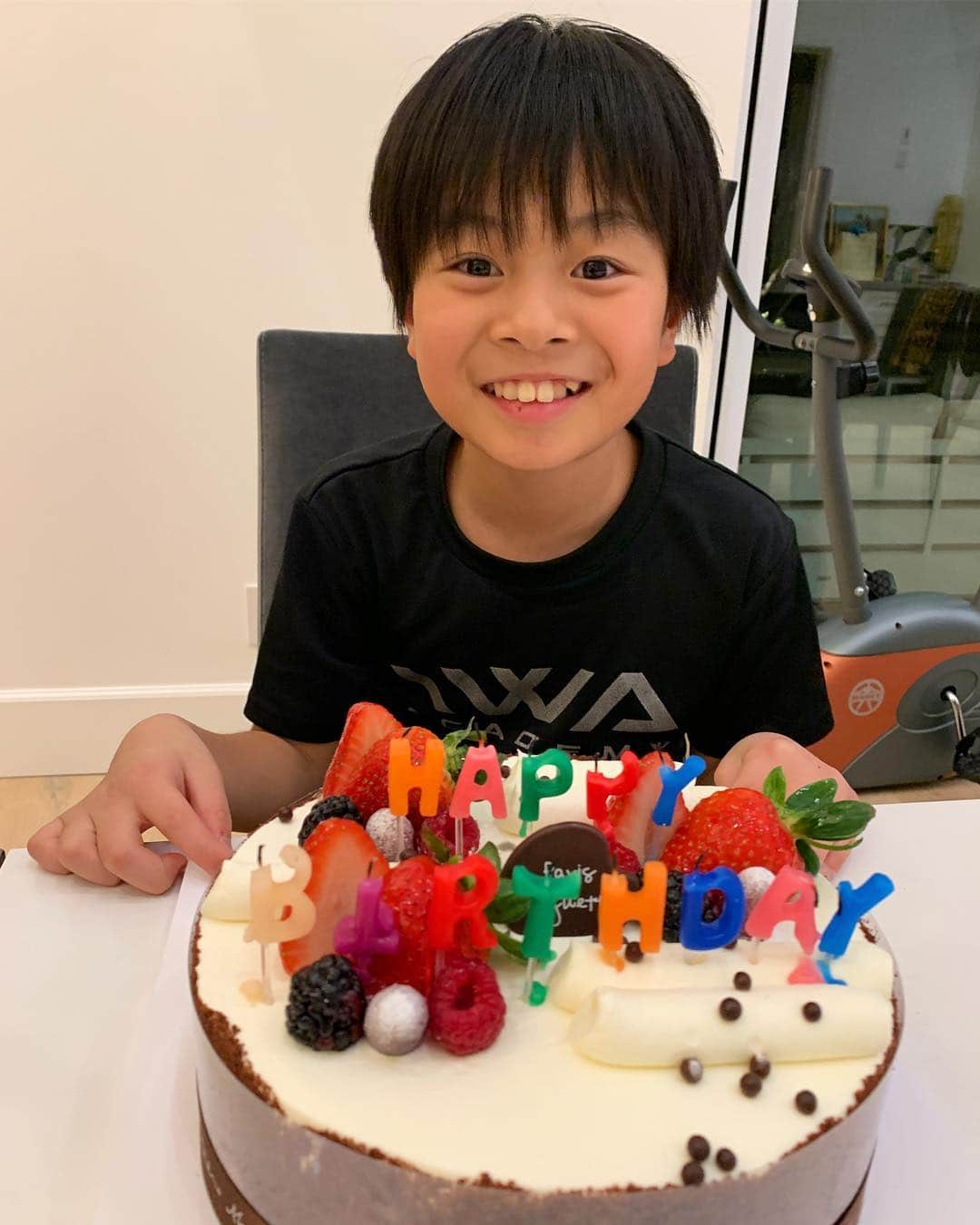 岩隈久志のインスタグラム：「長男が10歳になりました(*^^*) 長女と同じく、とても優しく育ってくれている事に感謝しています！ お友達やそのご家族から「とわくんは本当に優しい」と言われるたびに嬉しくなります(*^^*) 長男は人生のほとんどをアメリカで生きているので、日本に来てから、文化の違いに戸惑いもありました。 アメリカでは幼い時から、困っている人を見かけると見ず知らずの人でもすぐに助ける事が普通で、特にうちは嫁さんがそこを重視して子育てをしているので、長男もすぐに手助けが出来るのですが、それを日本の学校ですると、からかわれる事があるようです。 でも嫁さんと一緒に「人を助けている子とそれを見てからかう子の絵本を読んだとしたら、とわはどちらの子になりたいと思う？パパとママだったら、絶対にとわみたいな行動ができる子になりたい。自信を持ってそのままのとわでいなさい！」と声をかけ、今は自信を持って学校に通ってくれています。 先日はランチを落とした子の後片付けをしてあげて、自分のランチを食べ損ねてしまい、お腹を空かせて帰って来て、切なく感じる部分もありますが、いつか必ず彼の優しさは報われると信じています(*^^*) 親としてこれからも全力でサポートしていきます！  Happy 10th Birthday my buddy! He is so gentle and kind like his big sister :) His friends said to us "he is super kind and always so nice!" My wife and I are so happy and we are proud of him. I hope he has a wonderful year!」