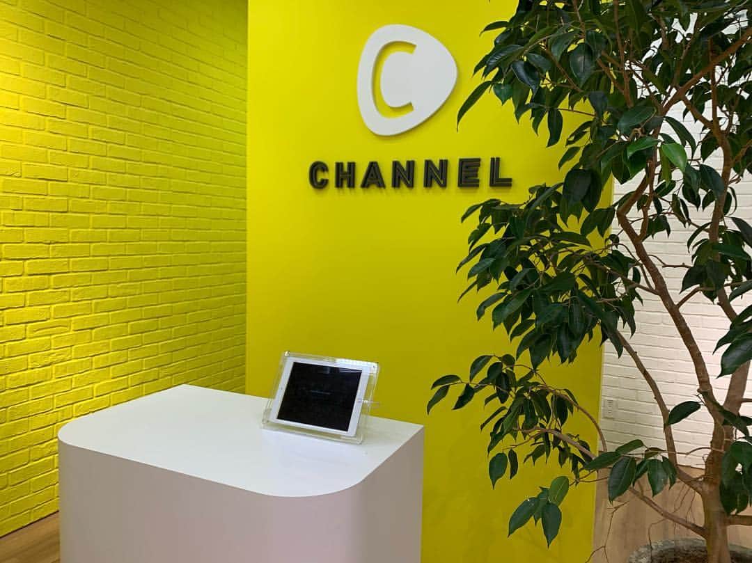 Koukiのインスタグラム：「C CHANNELさんに お伺いして打ち合わせ(･∀・)☆ オフィスかわいい  #cチャンネル #CLUSTAR #cchannel #クラスター」